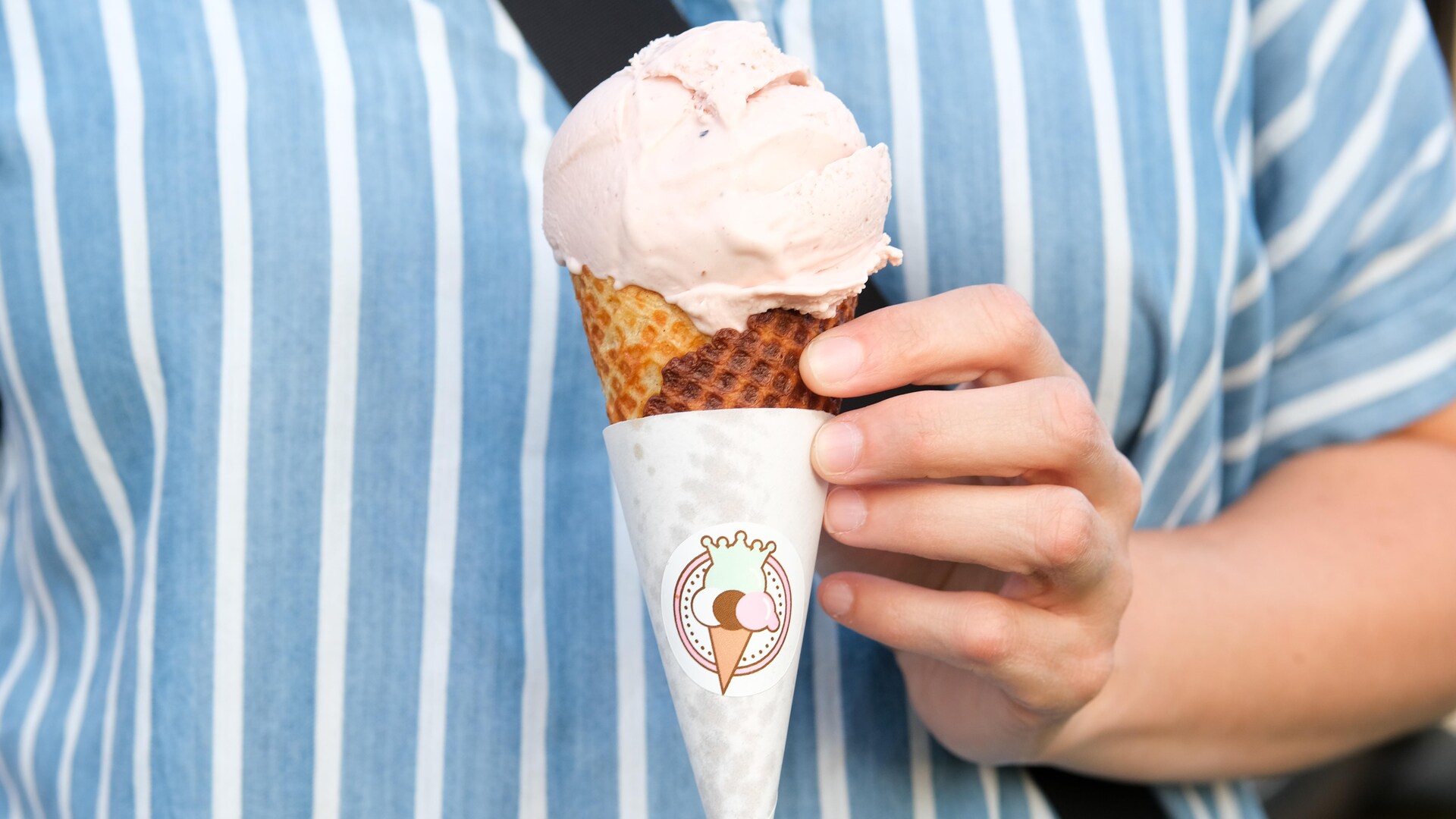 La crème glacée du camion de crème glacée de la Queen Street Creamery est servie dans un cornet gaufré fait maison. La crème glacée du camion de crème glacée de la Queen Street Creamery est servie dans un cornet gaufré fait maison.