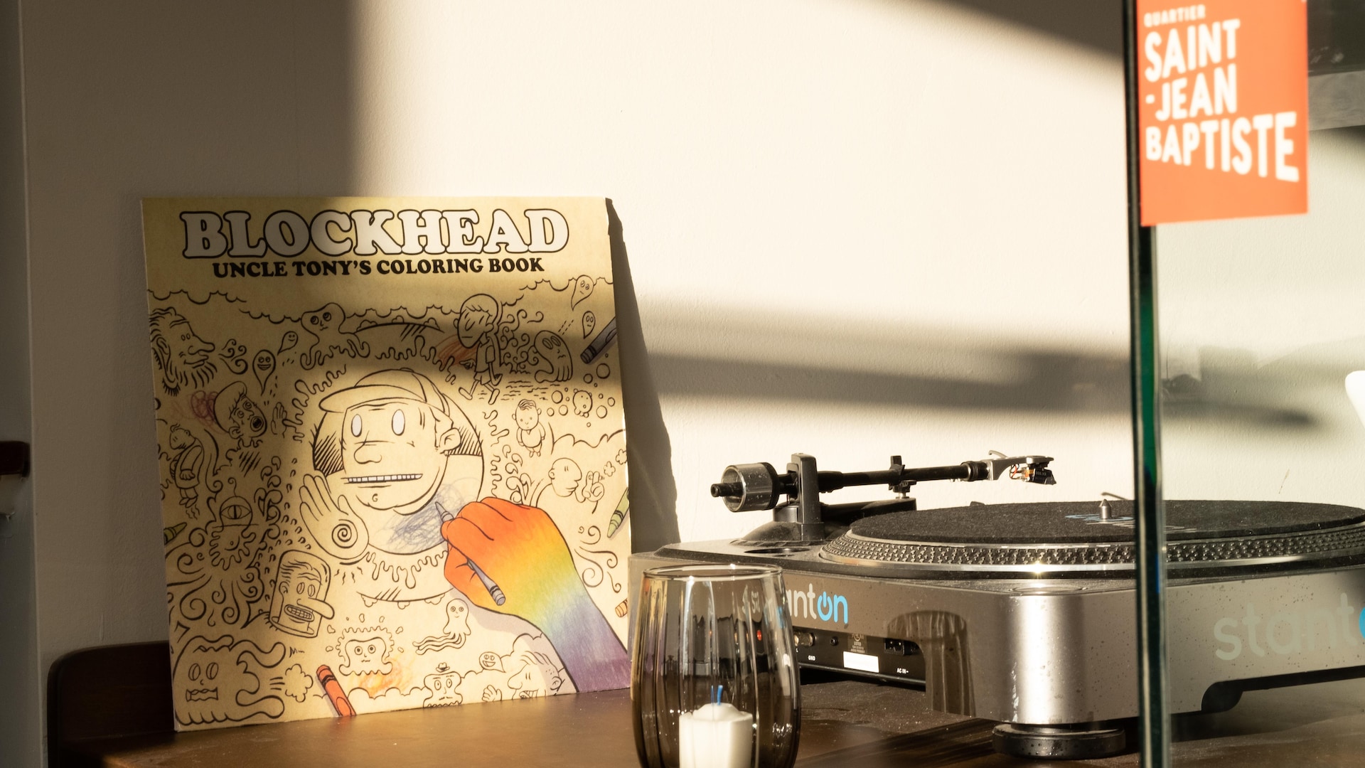 Une platine à vinyles. Une platine à vinyles.