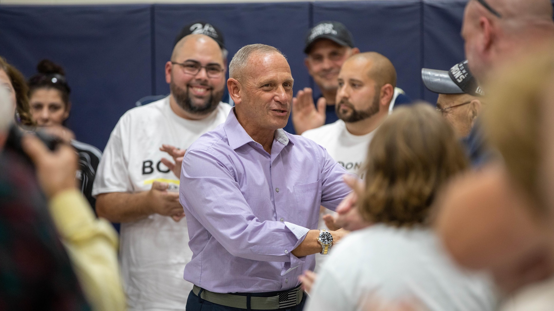 Don Bolduc serre la main lors d'un rassemblement de partisans. 