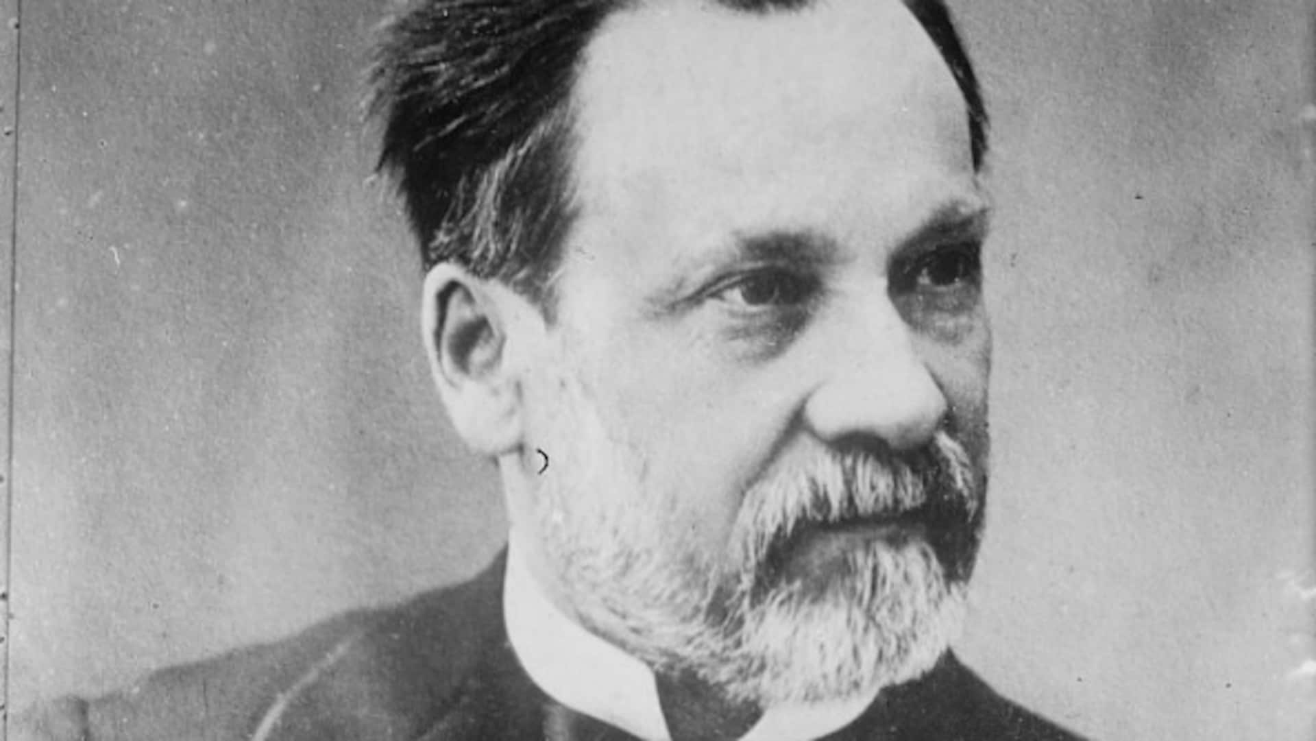 Un portrait studio montre Louis Pasteur sur la fin de sa vie avec sa barbe poivre et sel, l'air vif, le regard plongé au loin, en gros plan.