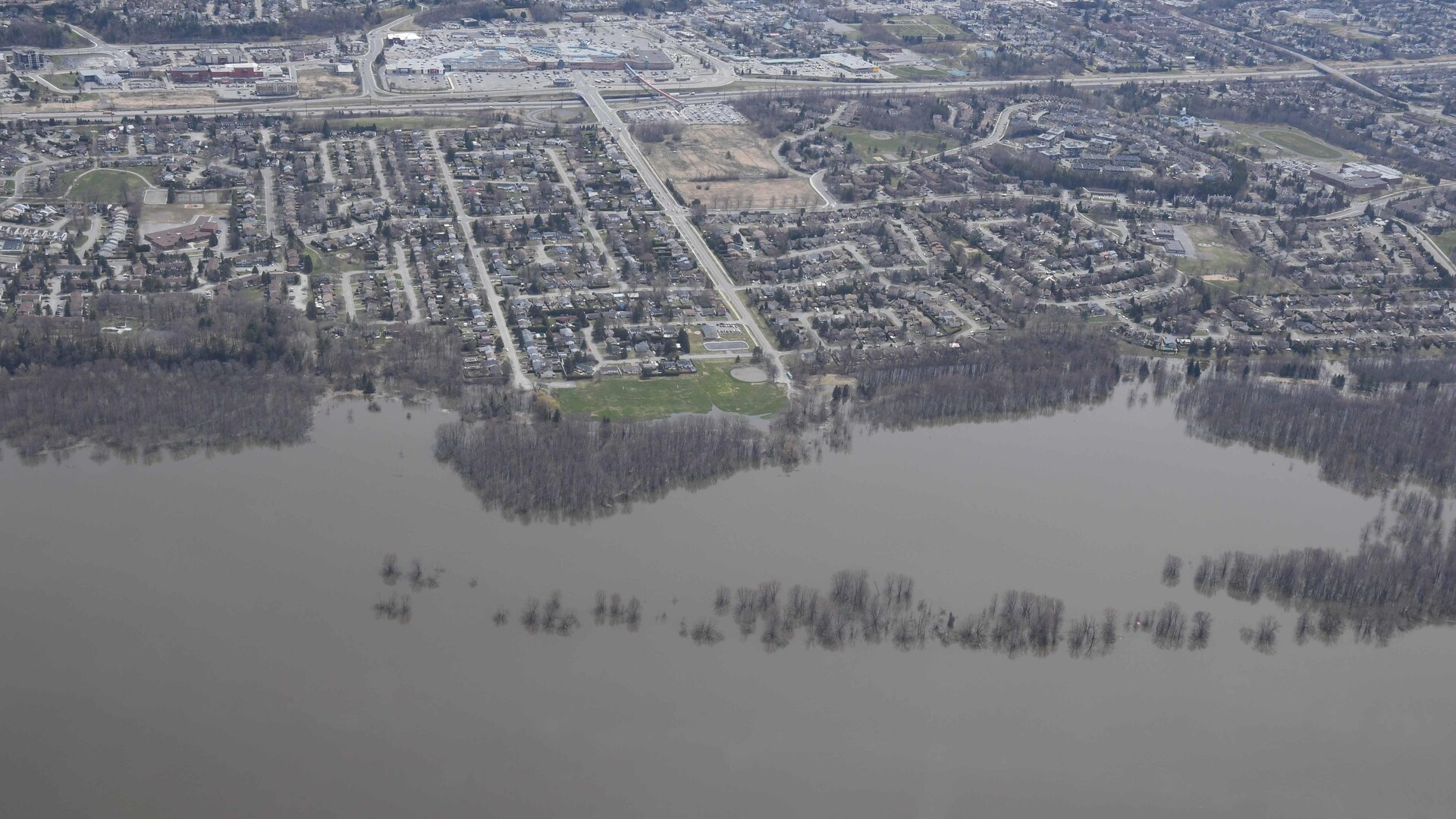 Barrio Orleans de Ottawa durante la primavera de 2019. Barrio Orleans de Ottawa durante la primavera de 2019.