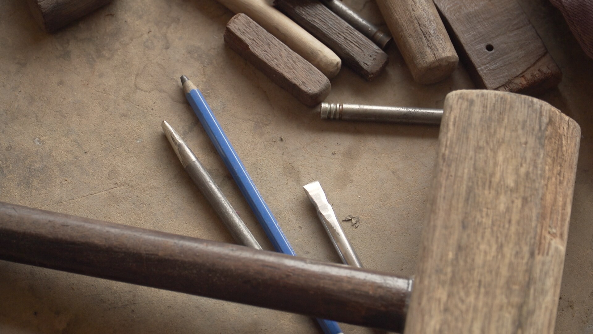 Les burins en bois et en acier et le maillet qui servent de principaux outils de travaille pour la batteuse de cuivre Joséphine Tambwe Feza Kabibi. 