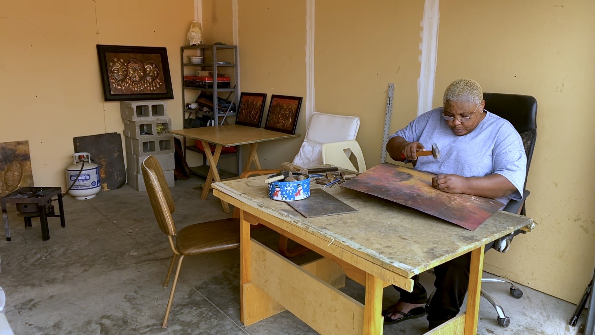 La batteuse de cuivre Joséphine Tambwe Feza Kabibi dans son atelier à Watrous en Saskatchewan.