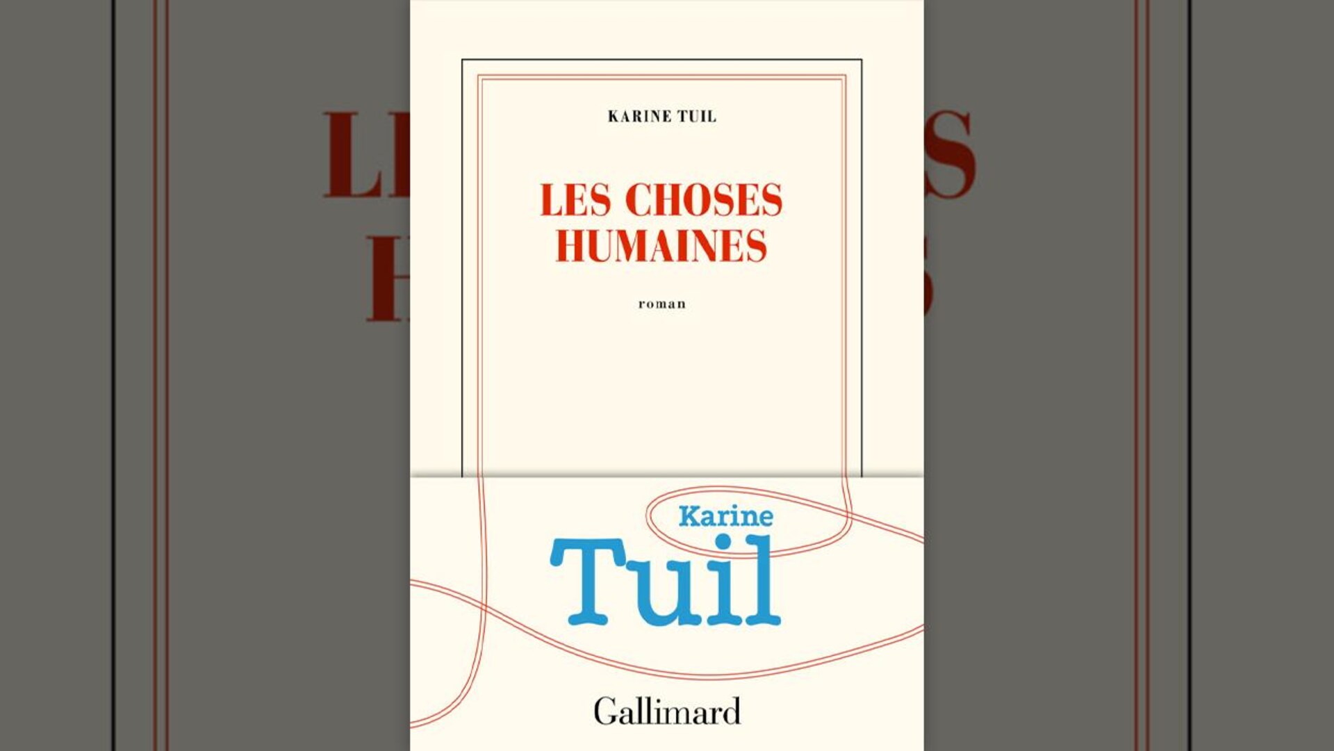 La couverture classique Gallimard (fond écru, liseré rouge) est légèrement revisitée : en bas, le liseré rouge se déforme en ruban et vient entourer le nom de l'autrice. 