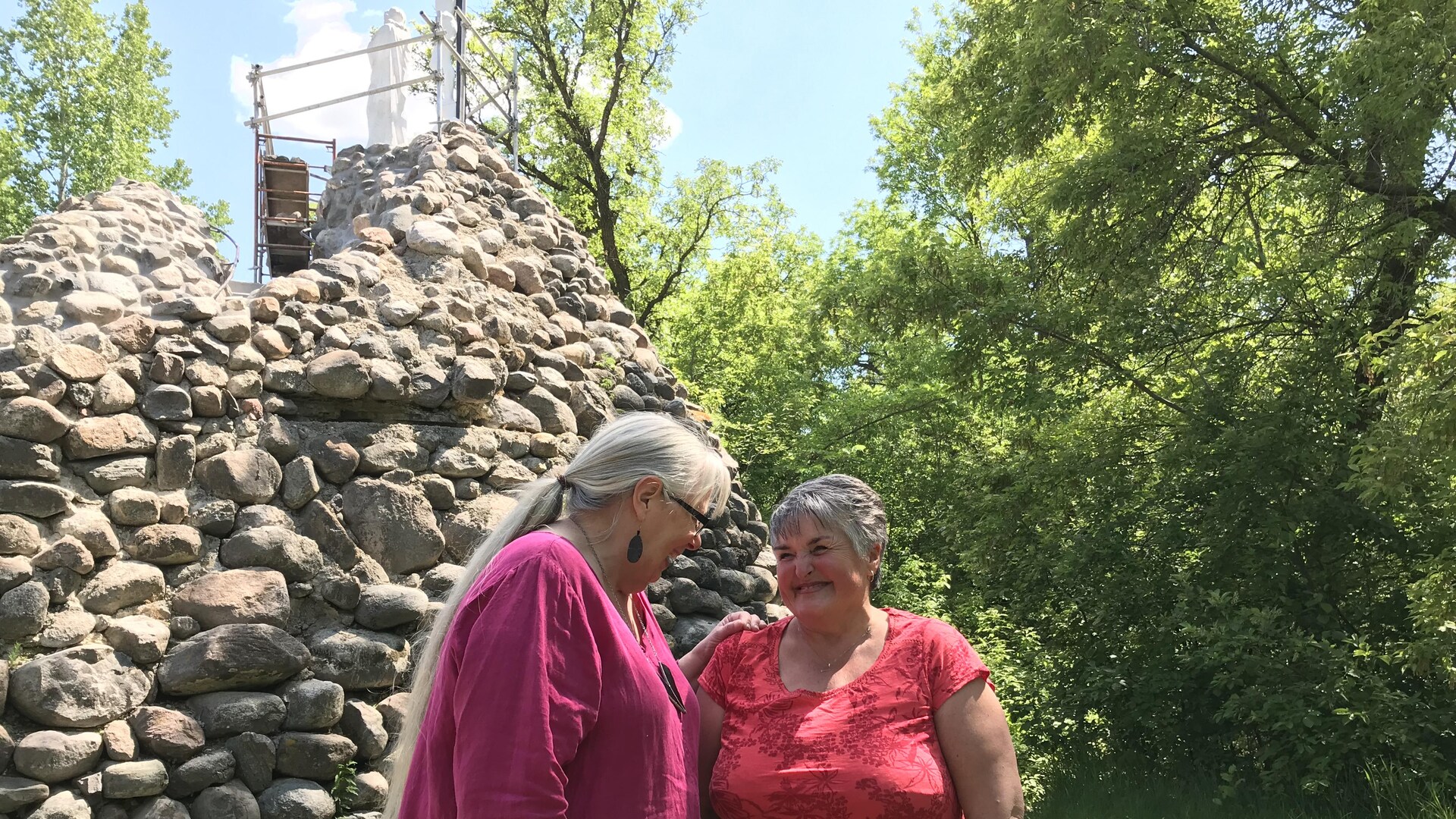 Rosemarie Peloquin et Marguerite Lussier rigolent tout près de la grotte à Sainte-Rose-du-Lac.