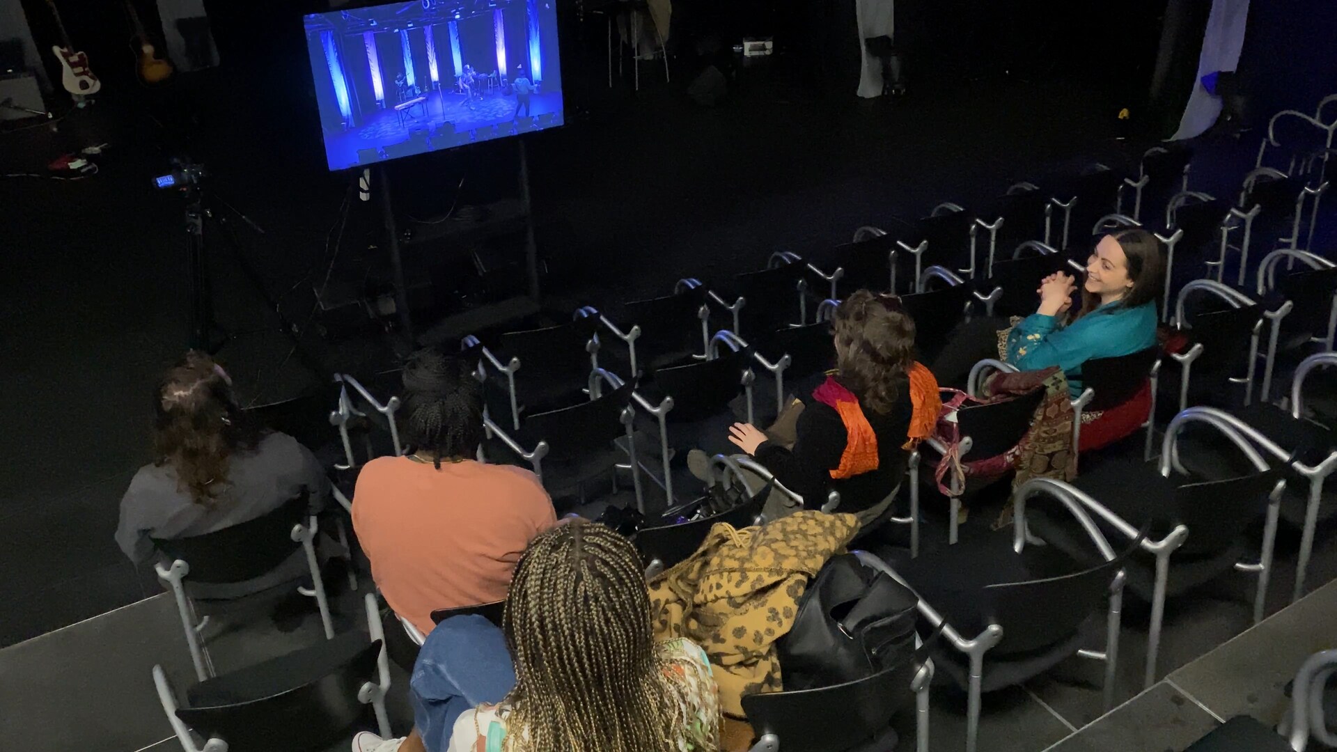 Le formateur et musicien Mario Lepage mène une session d'analyse des performances des participantes lors du Chant'Ouest 2022. Le formateur et musicien Mario Lepage mène une session d'analyse des performances des participantes lors du Chant'Ouest 2022.