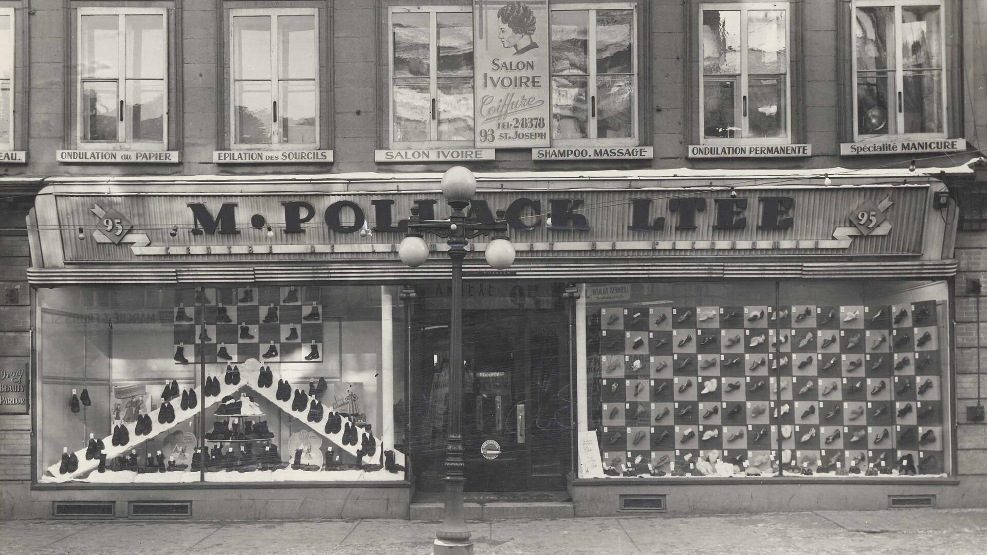La façade du magasin Pollack de la rue Saint-Joseph avant l'agrandissement de 1930. On voit des souliers inventivement alignés de façon géométrique dans les deux vitrines, comme des pièces sur un échiquier.
