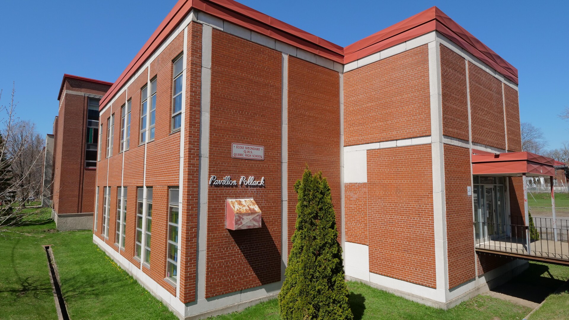 On peut lire le nom de Maurice Pollack à l'entrée de l'un des pavillons de la Quebec High School, dans le quartier Saint-Sacrement.