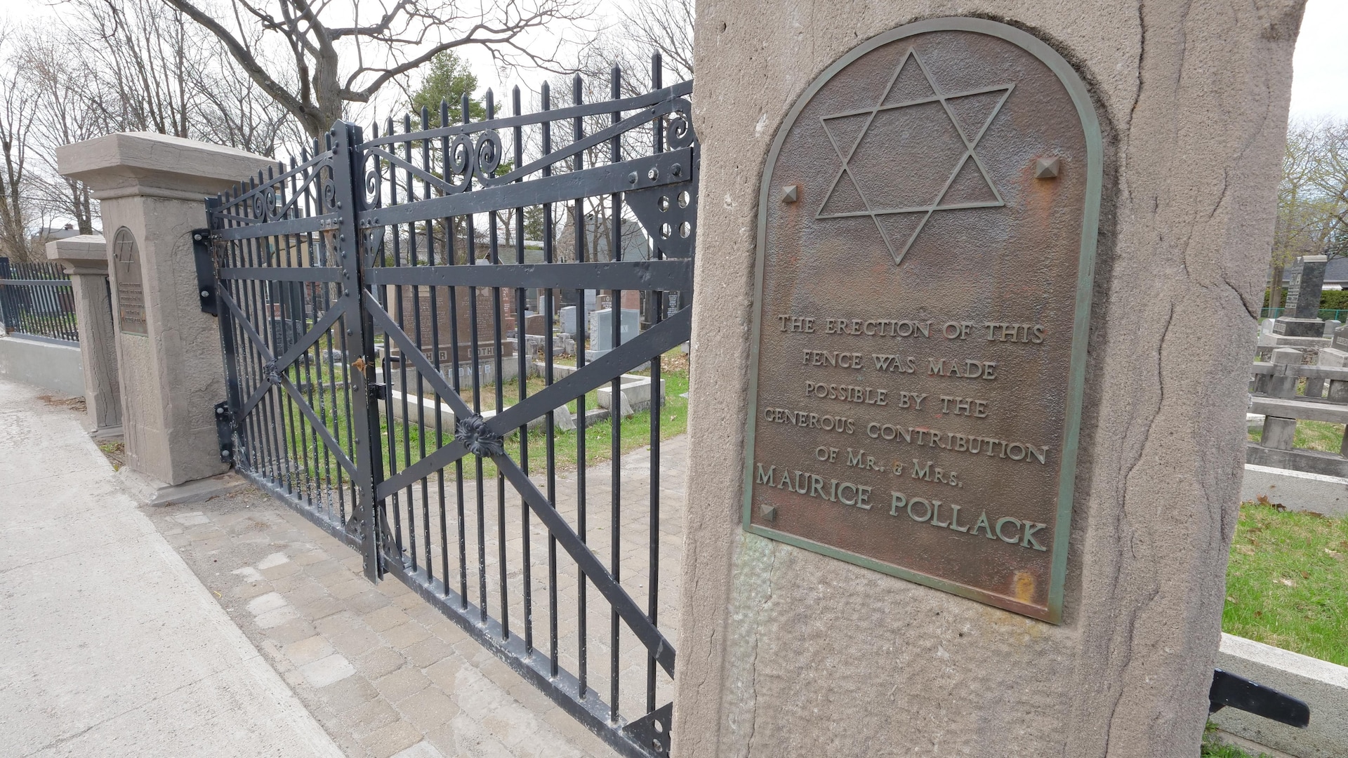 Une plaque hommage à Maurice Pollack a été posée sur une des colonnes qui encadrent la grille d'entrée sur cimetière juif de Québec, pour souligner sa contribution à l'érection de la clôture.