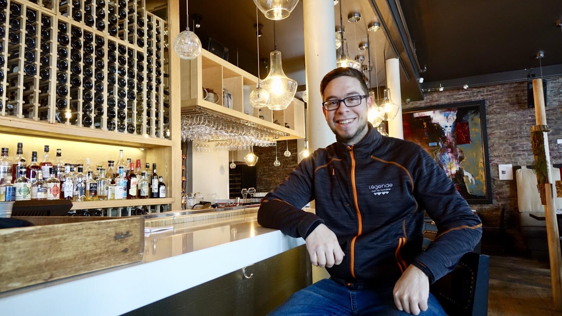 Maxime Lizotte, chef cuisinier de la nation malécite, assis devant le comptoir de son restaurant.