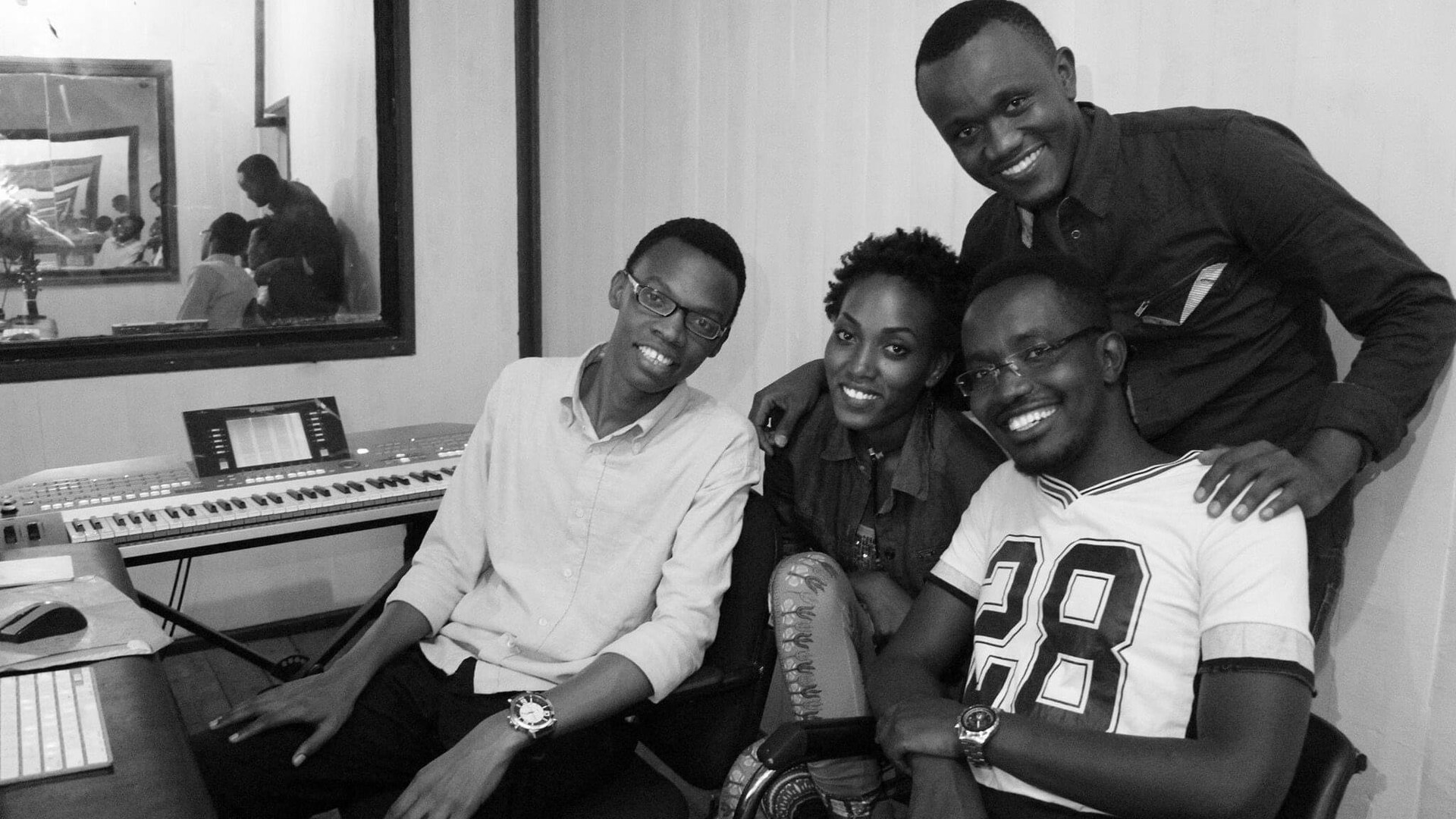 La chanteuse Nyenimana dans un studio d'enregistrement au Burundi. Elle est entourée de trois musiciens.