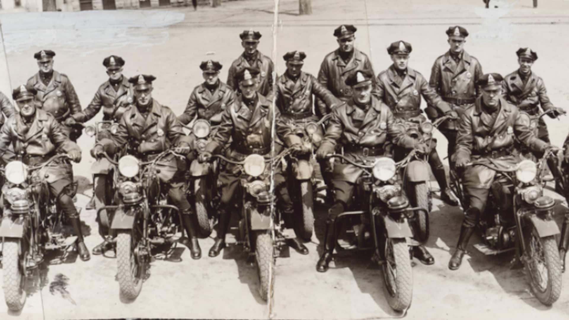Des policiers municipaux de Montréal chevauchent leur moto le temps d'une photo. Ils sont très nombreux, et plutôt impressionnants dans leur uniforme. Des policiers municipaux de Montréal chevauchent leur moto le temps d'une photo. Ils sont très nombreux, et plutôt impressionnants dans leur uniforme.