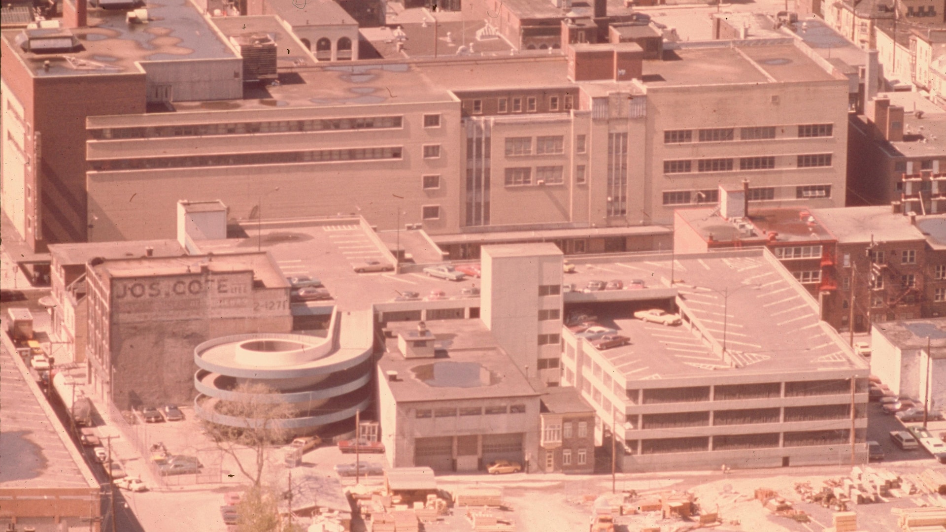 Le stationnement Pollack du boulevard Charest et son module circulaire, vu de derrière, en 1977. Il faiy face au Pollack situé en face, de l'autre côté de la rue. On est en pleine construction d'une bretelle d'autoroute derrière. Le stationnement Pollack du boulevard Charest et son module circulaire, vu de derrière, en 1977. Il faiy face au Pollack situé en face, de l'autre côté de la rue. On est en pleine construction d'une bretelle d'autoroute derrière.