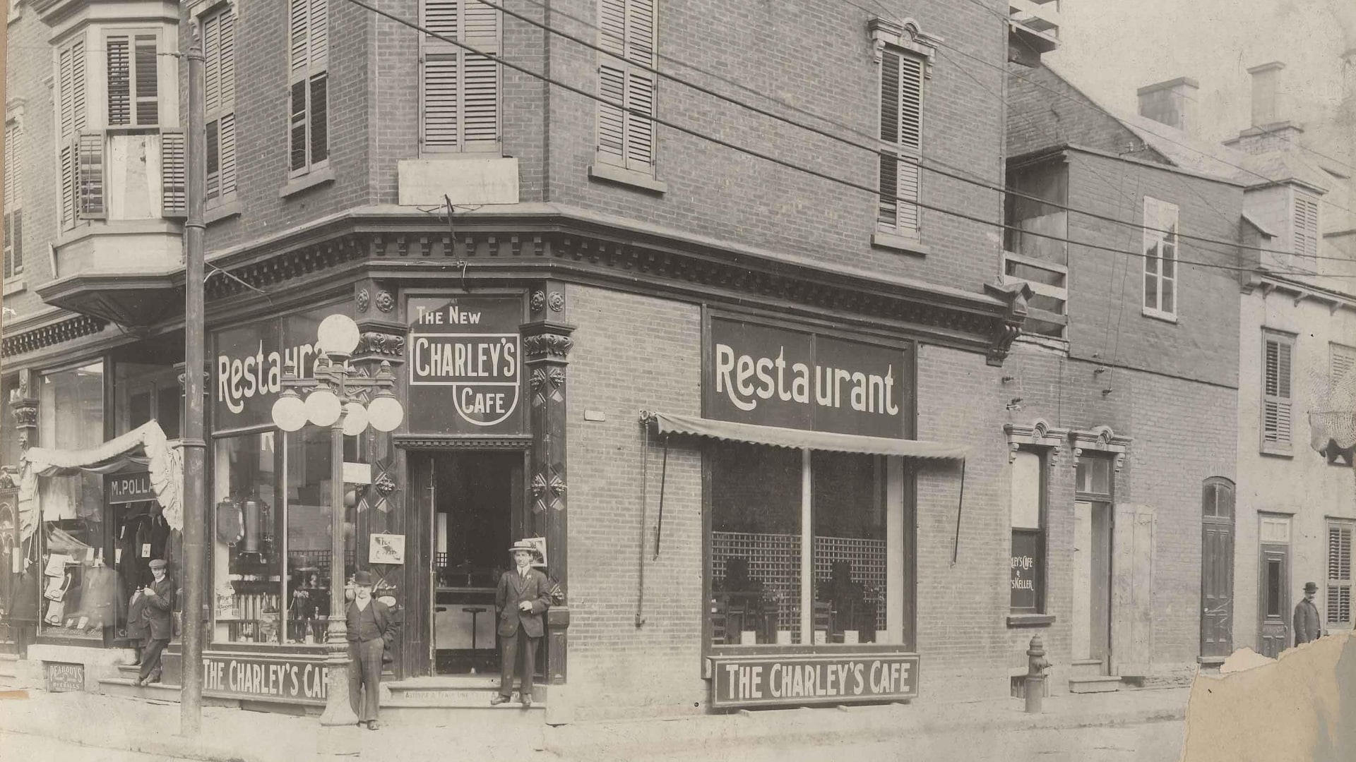 L'un des premiers magasins Pollack, sur la rue Saint-Joseph, dans les années 1920. On voit le Charley's Cafe juste à côté.