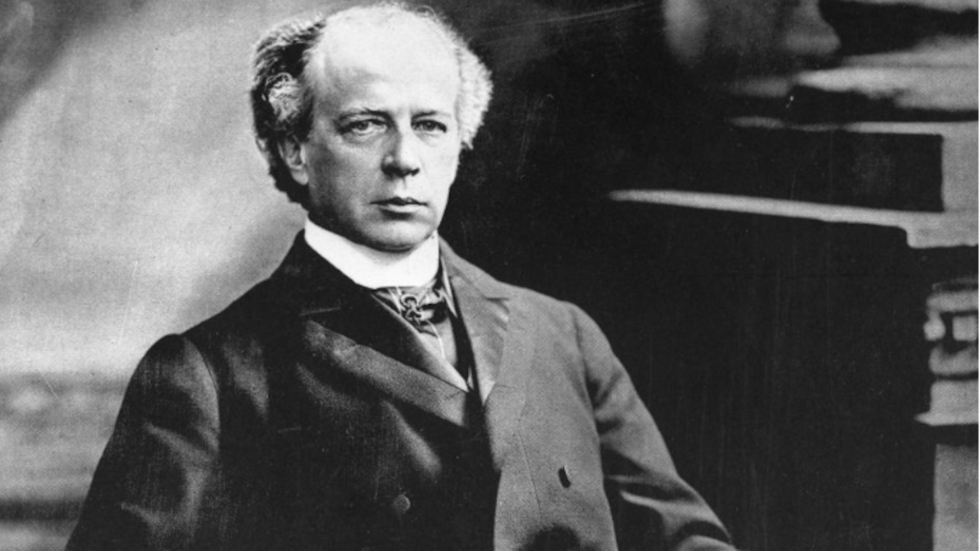 Wilfrid Laurier vers 1905. Il est élégant, détendu, le regard franc, et tient un livre entrouvert de la main gauche alors que la droite est posée sur son genou. Wilfrid Laurier vers 1905. Il est élégant, détendu, le regard franc, et tient un livre entrouvert de la main gauche alors que la droite est posée sur son genou.