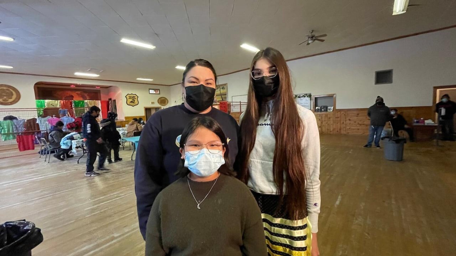 Yvette McDermott en compagnie de ses deux filles au Moose Lodge.
