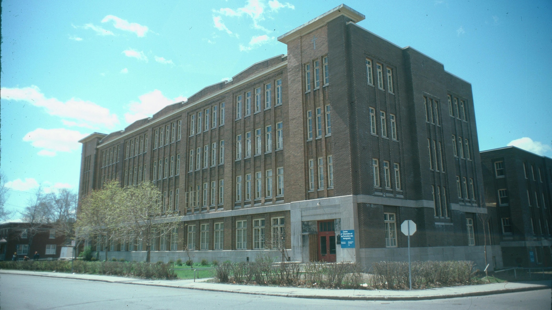 L'ancienne école publique de la rue Père-Marquette était typique du modèle en vogue à Québec au début du 20e siècle. On le voit à ses briques brunes, son style épuré et ses trois étages. L'ancienne école publique de la rue Père-Marquette était typique du modèle en vogue à Québec au début du 20e siècle. On le voit à ses briques brunes, son style épuré et ses trois étages.