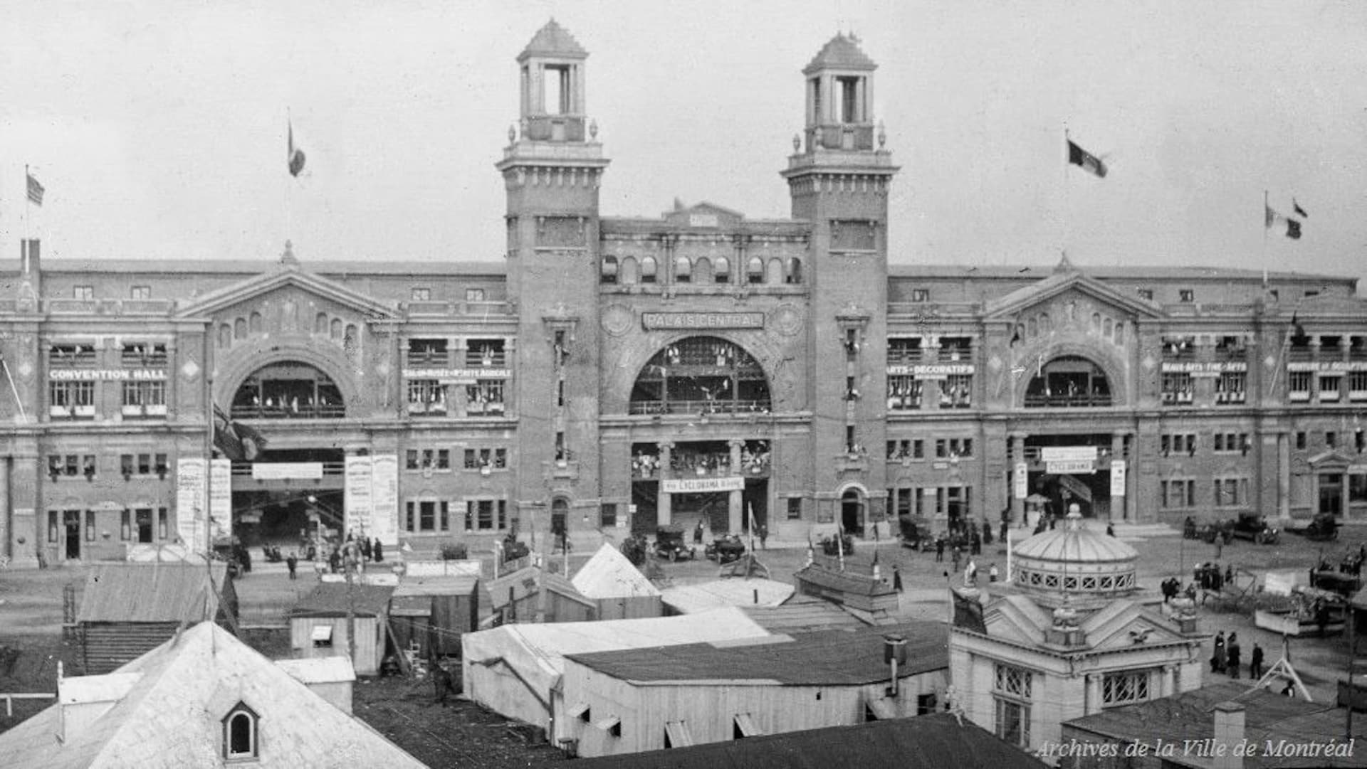 La palais central de l'Exposition provinciale, salué pour son architecture, a été inauguré en grandes pompes en 1916. On le voit ici à la fin des années 1920, avec devant des manèges et des cabanes de forains. La palais central de l'Exposition provinciale, salué pour son architecture, a été inauguré en grandes pompes en 1916. On le voit ici à la fin des années 1920, avec devant des manèges et des cabanes de forains.