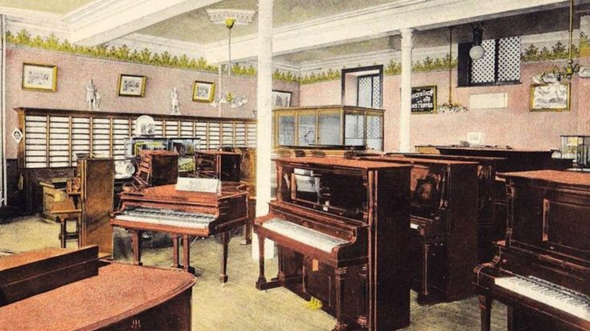 De nombreux pianos sont installés dans le magasin. De nombreux pianos sont installés dans le magasin.