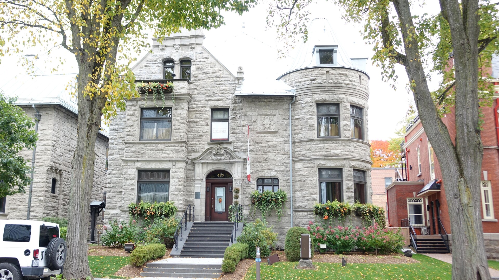 Une majestueuse demeure de pierre impressionne sur Grande-Allée. Avec sa tour, les détails sculptés de sa façade et sa fenestration originale, elle a conservé tout son charme et son originalité.