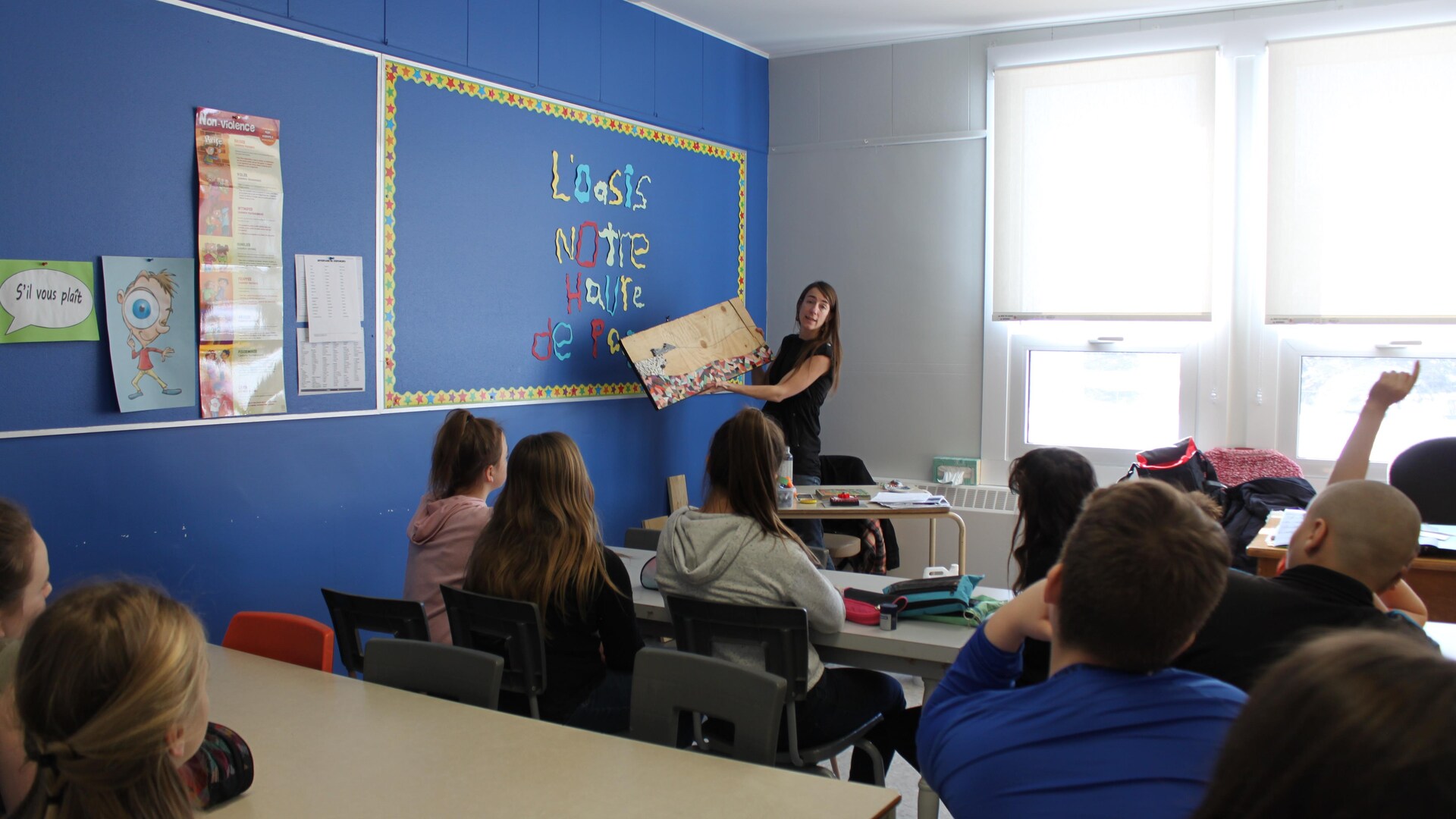 Roxane Campeau dans une classe avec des élèves.
