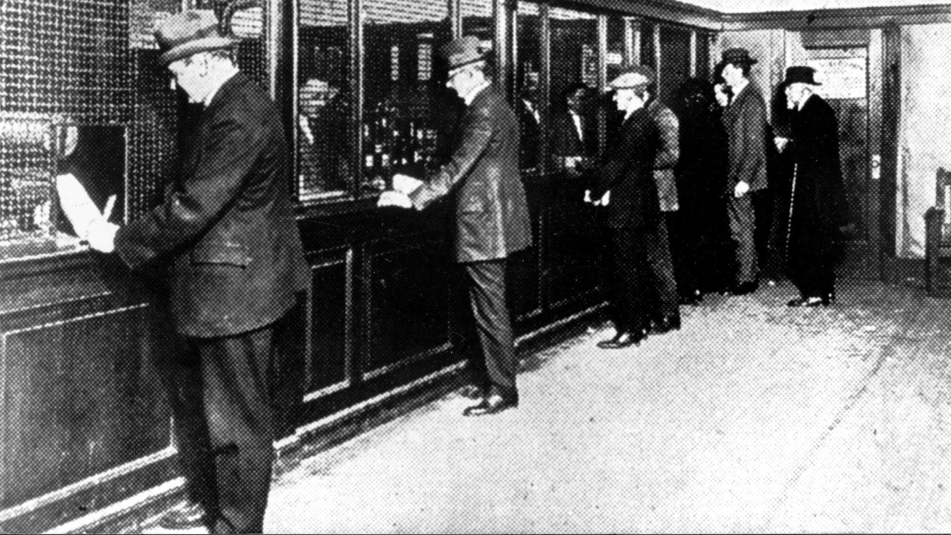 Des clients font la file devant les grilles des guichets de la Commission des liqueurs. Les produits ne sont pas visibles, un employé se charge de prendre les commandes avant de les remettre emballées. Des clients font la file devant les grilles des guichets de la Commission des liqueurs. Les produits ne sont pas visibles, un employé se charge de prendre les commandes avant de les remettre emballées.