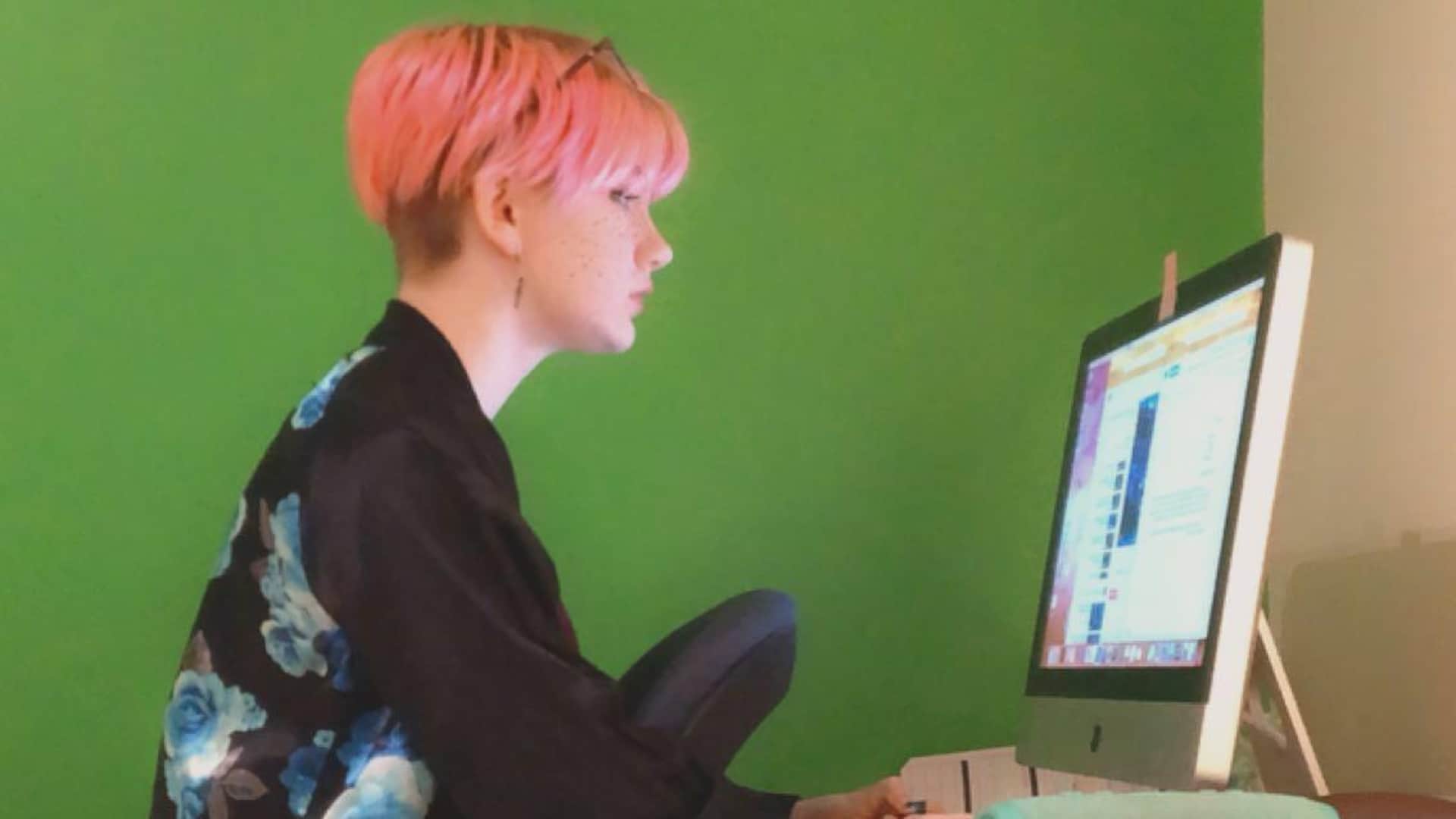 La jeune auteure Serena A. Jenna devant un écran d'ordinateur.