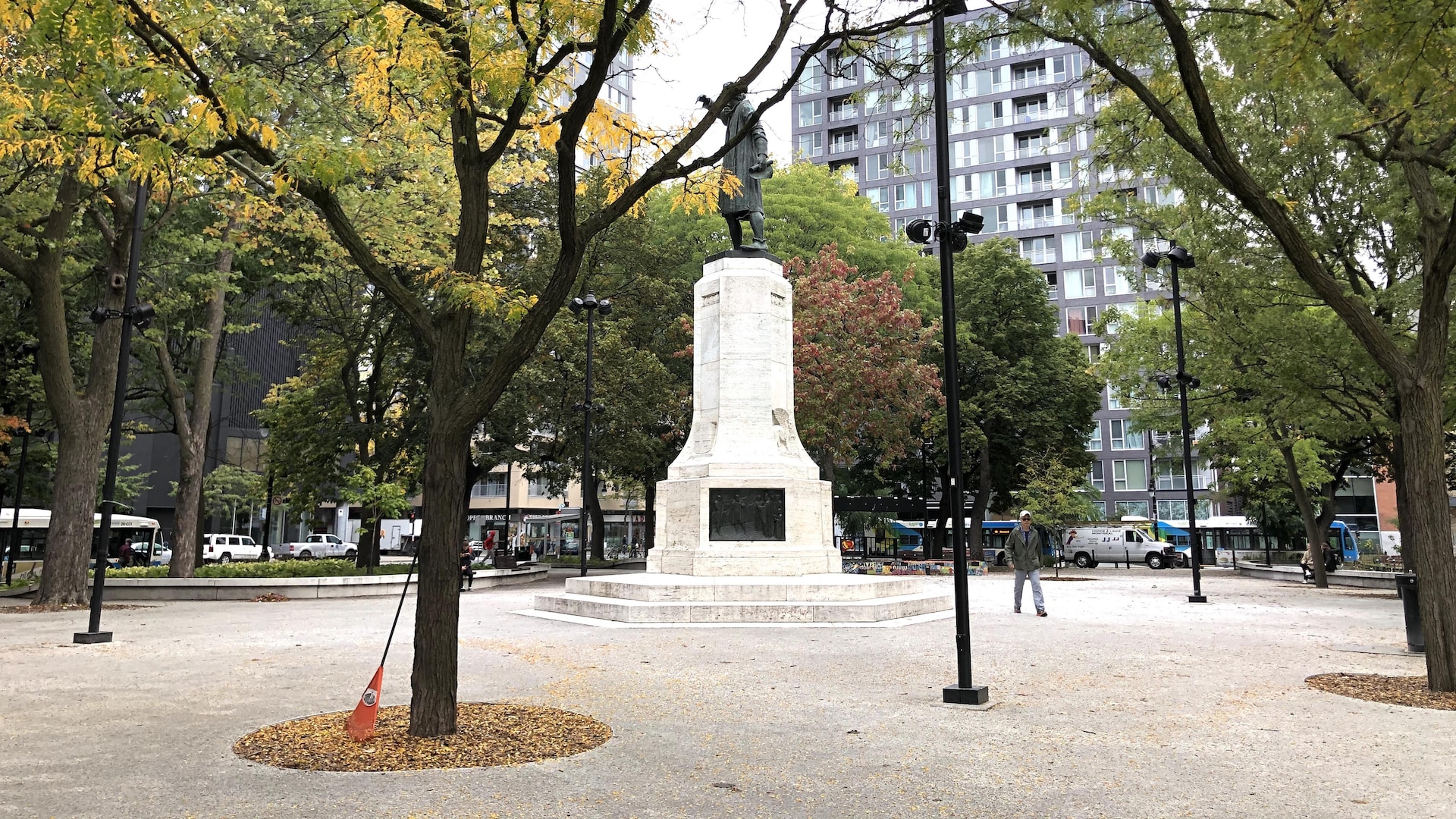 Photo du Square Cabot à Montréal, avec un passant vu de loin. 