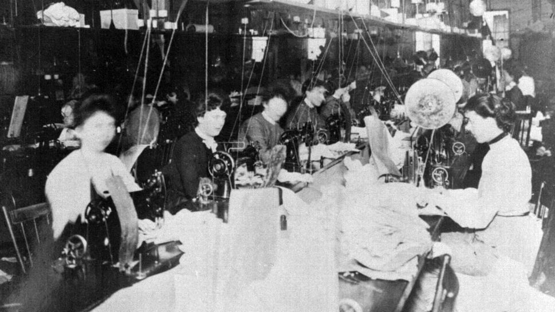 Des couturières à l'usine, au 19e siècle. Des couturières à l'usine, au 19e siècle.