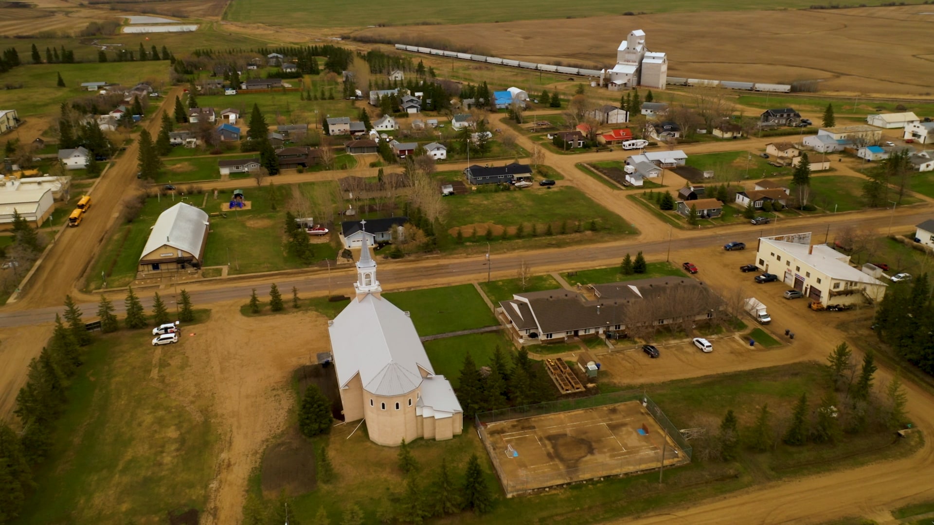 Vue aérienne du village fransaskois Zénon Park en Saskatchewan.