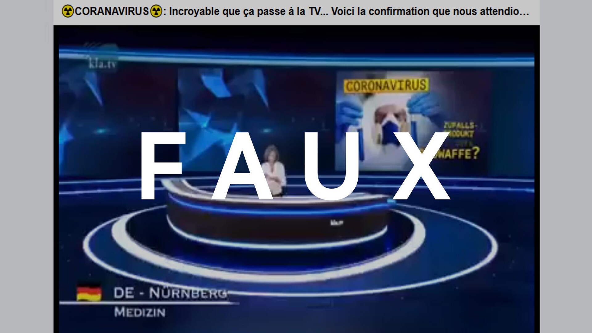 Une présentatrice sur ce qui semble être un plateau de télévision.