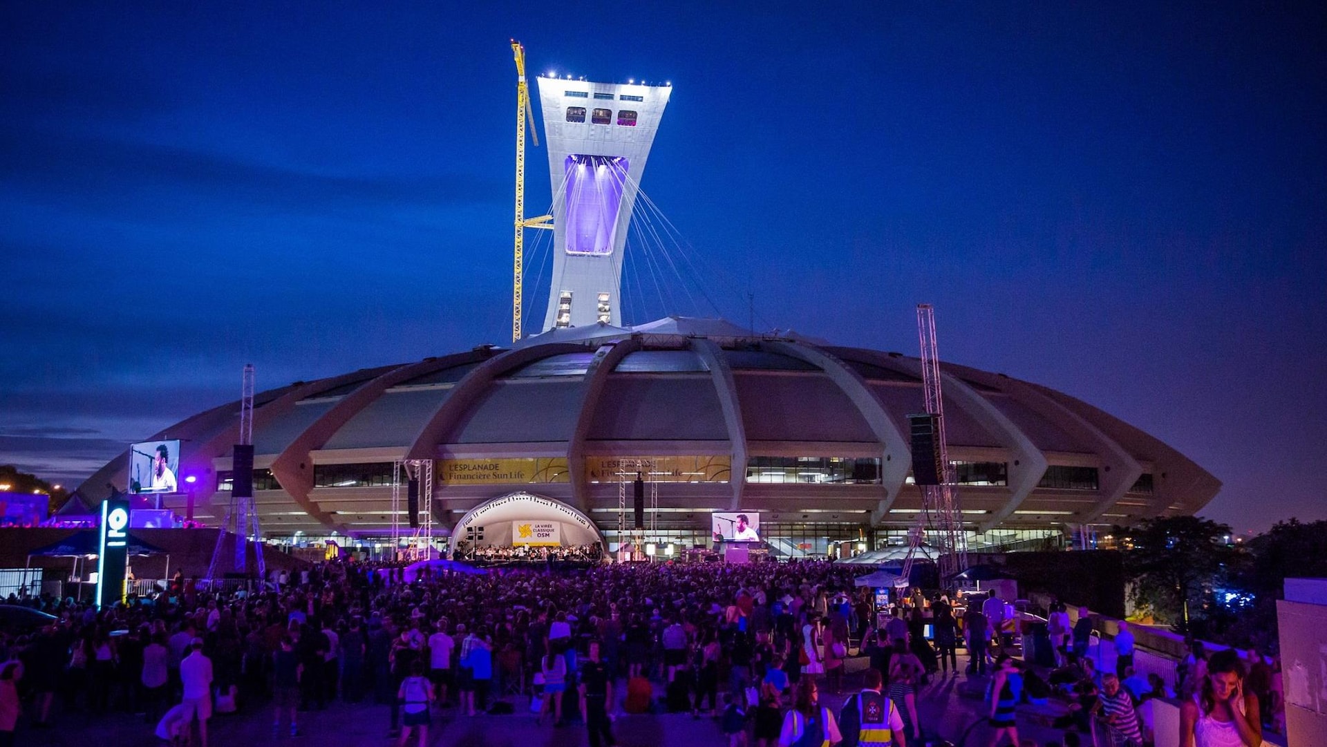 Une foule rassemblée pour le spectacle de l'OSM sur l'esplanade du Parc olympique Une foule rassemblée pour le spectacle de l'OSM sur l'esplanade du Parc olympique