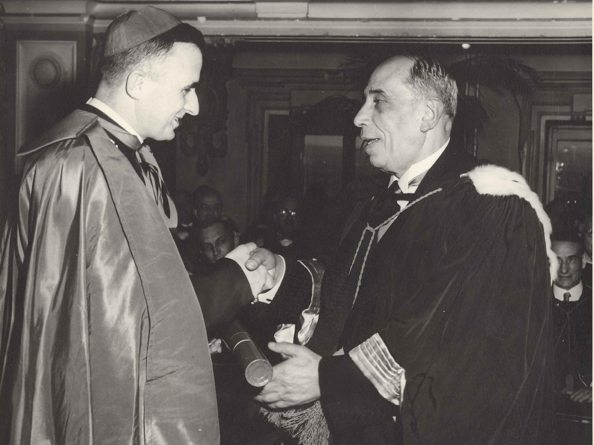Remise par le cardinal d'un diplôme honorifique à l'homme d'affaires Maurice Pollack en 1960, devant une foule respectueuse. Remise par le cardinal d'un diplôme honorifique à l'homme d'affaires Maurice Pollack en 1960, devant une foule respectueuse.