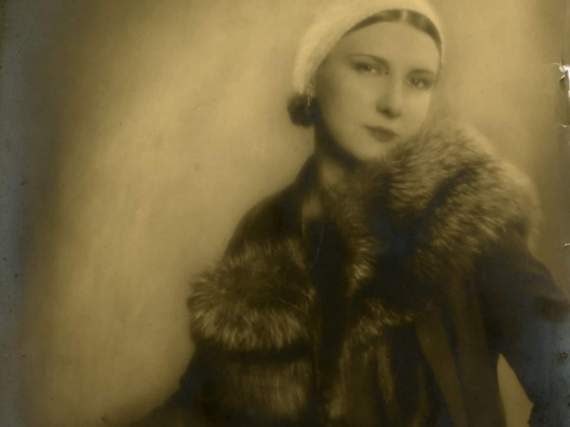 Jeune femme portant une étole de fourrure vers 1920. La pose est élégante et sensuelle, elle porte un élégant chapeau et une grosse bague au doigt, et est soigneusement manucurée et maquillée. Jeune femme portant une étole de fourrure vers 1920. La pose est élégante et sensuelle, elle porte un élégant chapeau et une grosse bague au doigt, et est soigneusement manucurée et maquillée.