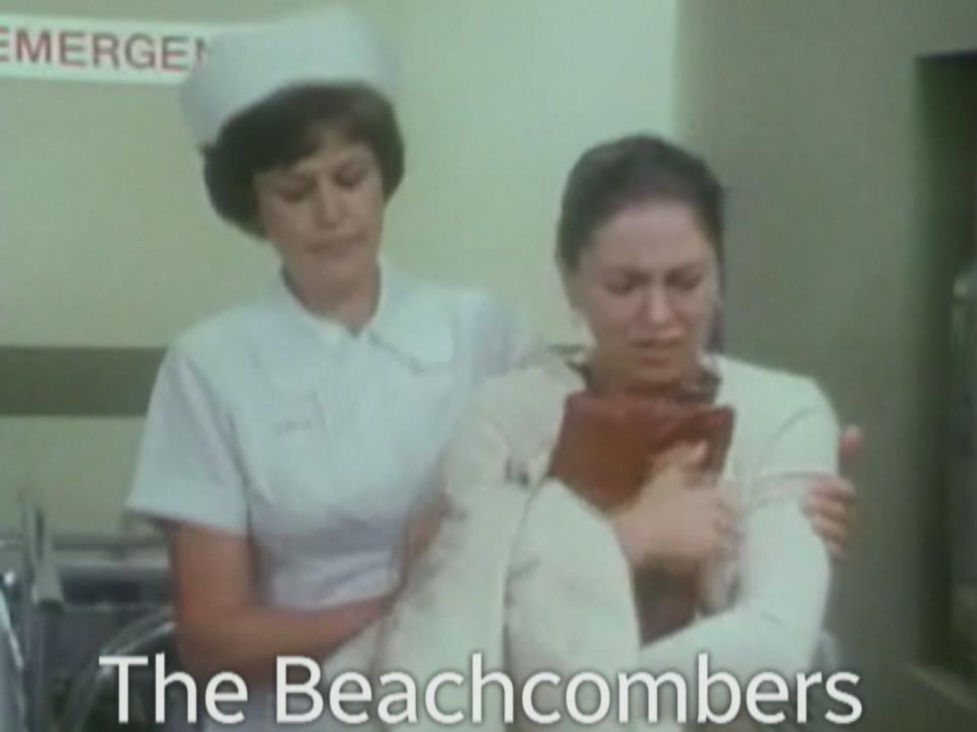 Thérèse Champagne avec une femme habillée en infirmière dans la série « The Beachcombers ».