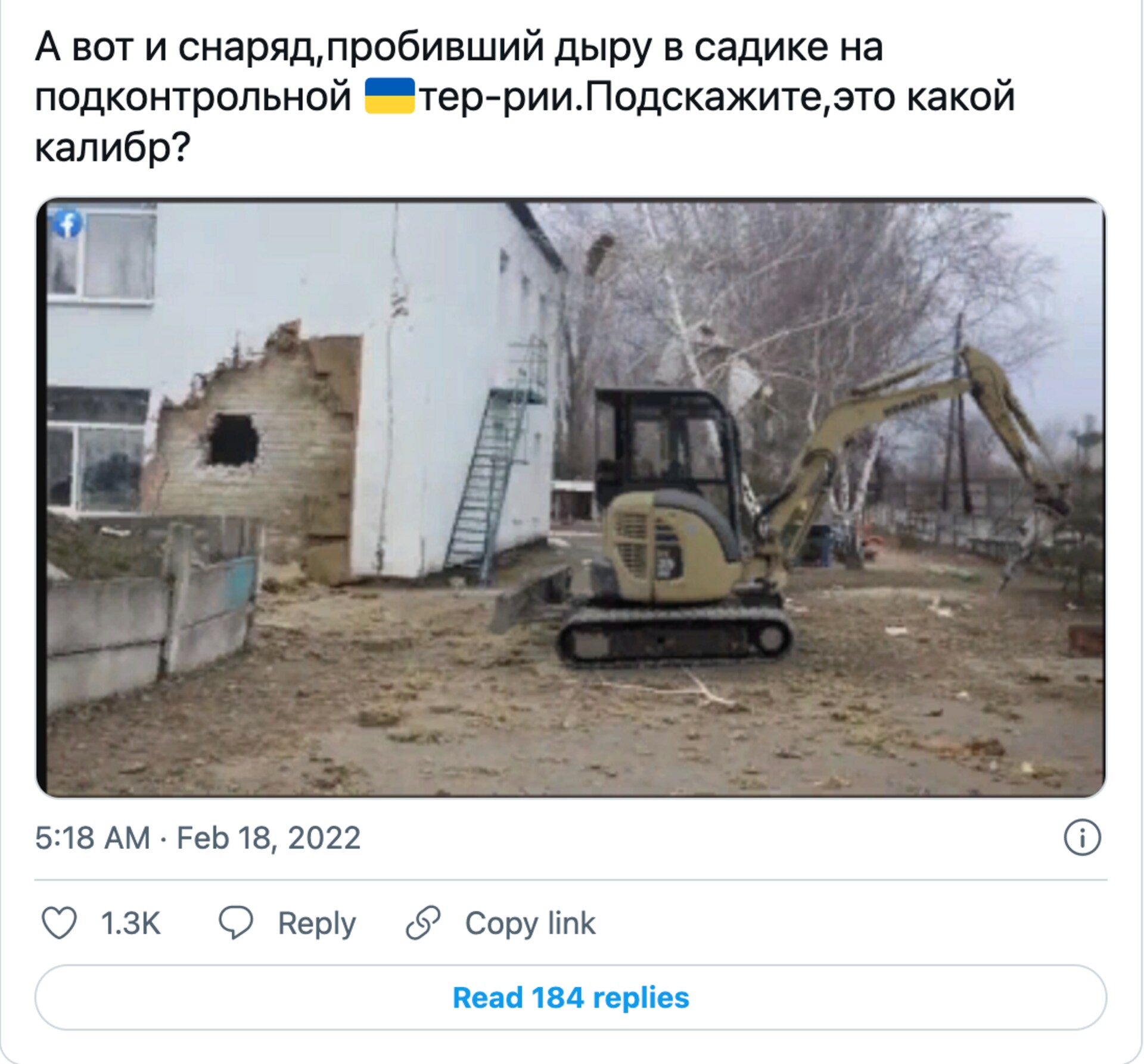 Image issue de Twitter. On voit dans le mur d'un bâtiment un grand trou. À droite, une pelle mécanique.