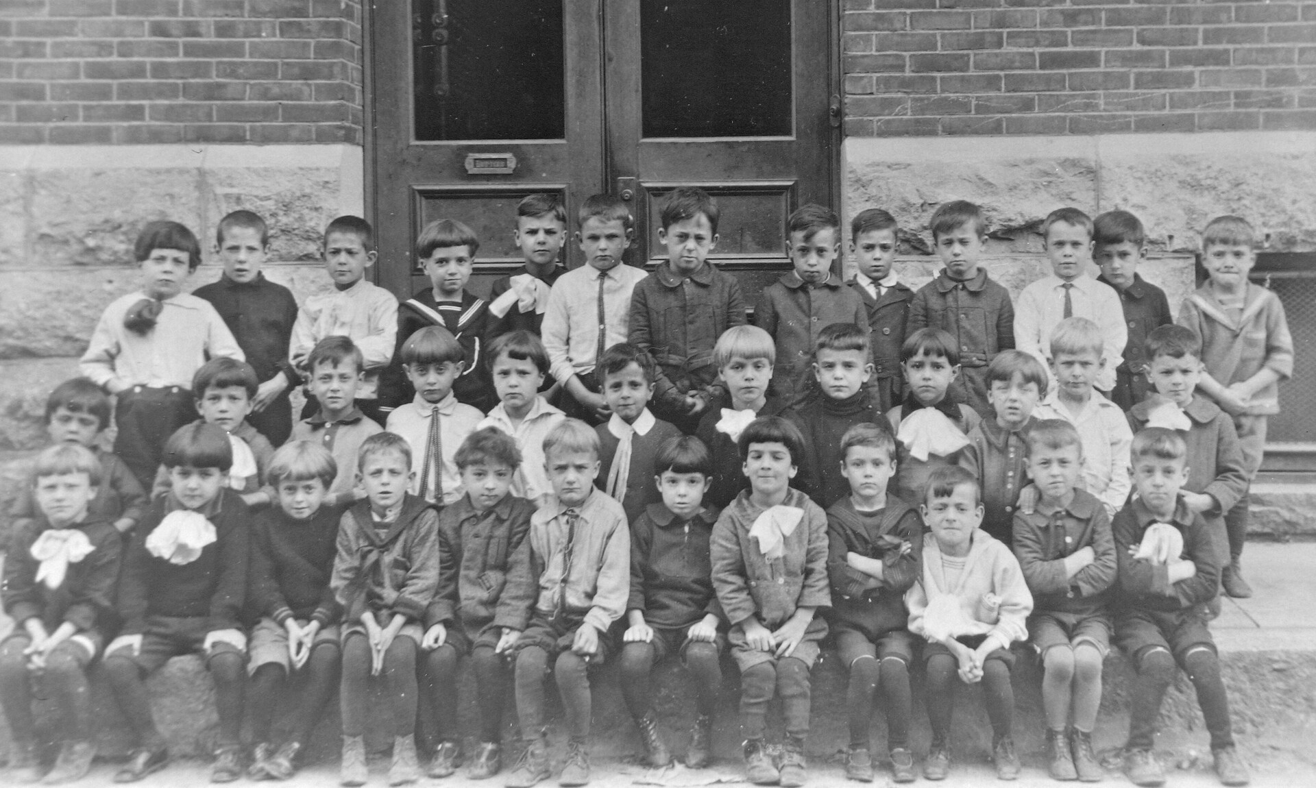 Photo de classe à la rentrée de 1926, à l'école Saint-Luc. Une trentaine de petits garçons de 6-7 ans fixent l'objectif avec tout le sérieux dont ils sont - ou non! - capables! Photo de classe à la rentrée de 1926, à l'école Saint-Luc. Une trentaine de petits garçons de 6-7 ans fixent l'objectif avec tout le sérieux dont ils sont - ou non! - capables!