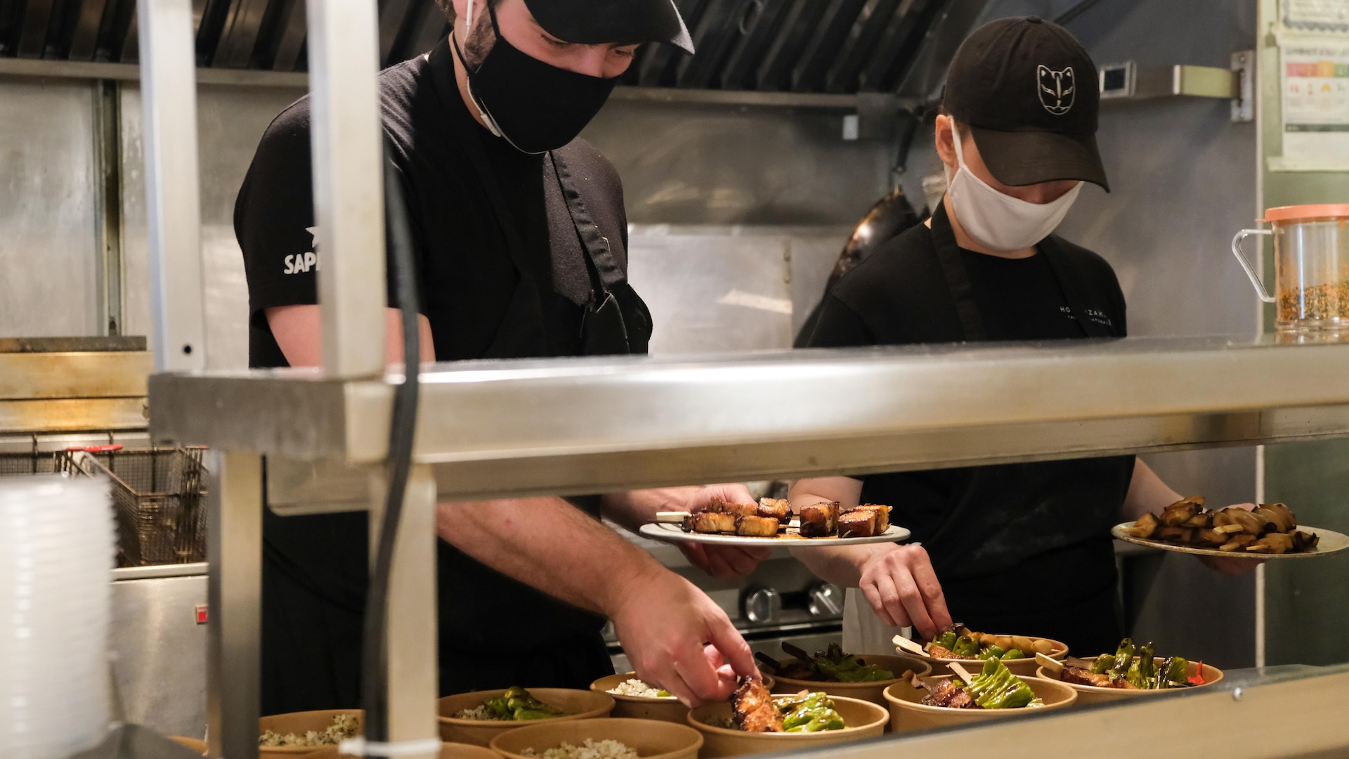 Deux cuisiniers en action. Deux cuisiniers en action.