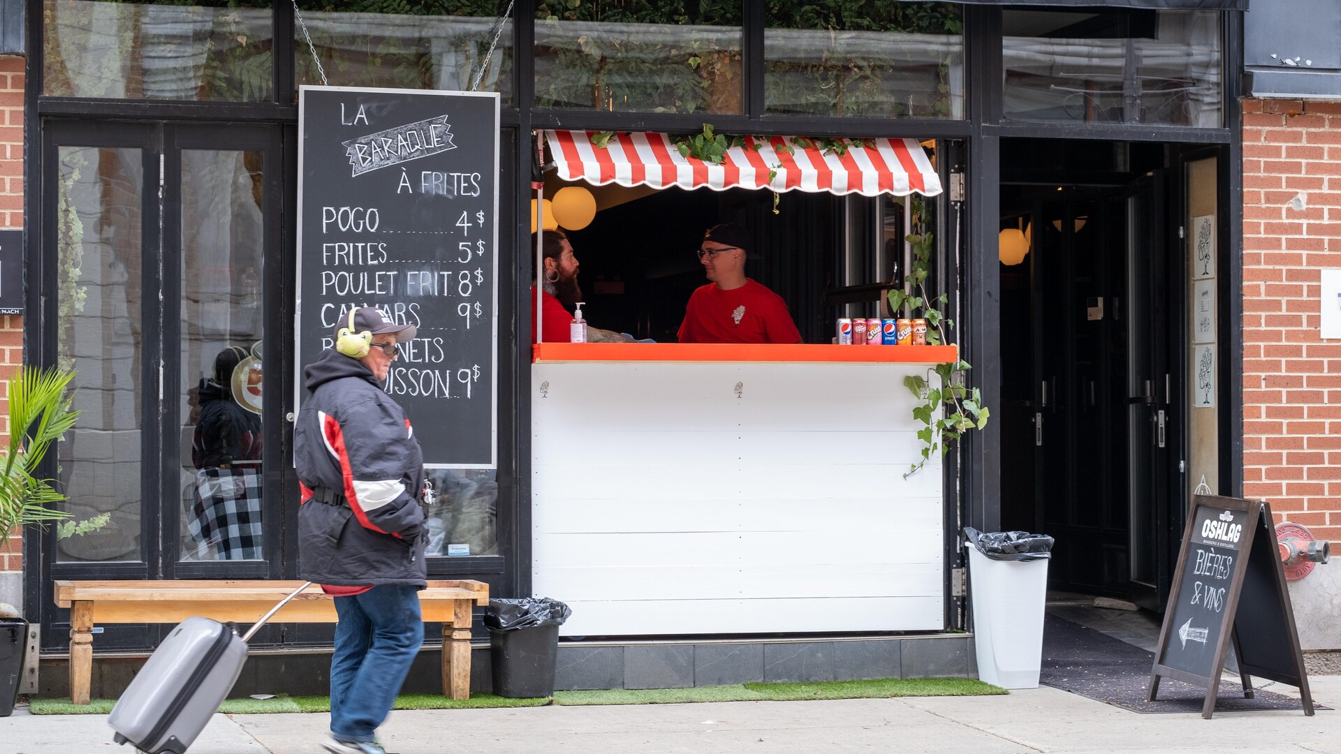 La baraque à frites du bistro Les Sales Gosses sur la rue Saint-Joseph. La baraque à frites du bistro Les Sales Gosses sur la rue Saint-Joseph.