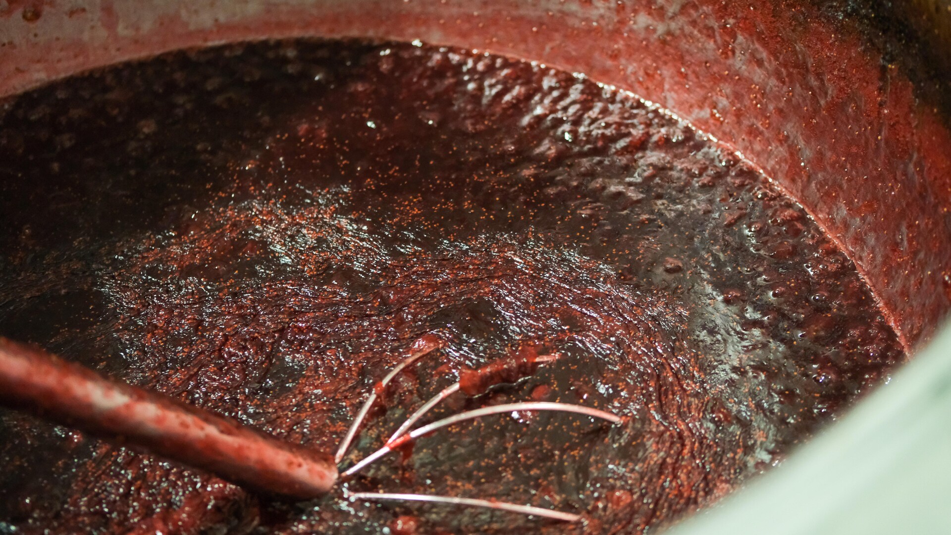De la tartinade dans un récipient de métal pour la cuisson. De la tartinade dans un récipient de métal pour la cuisson.