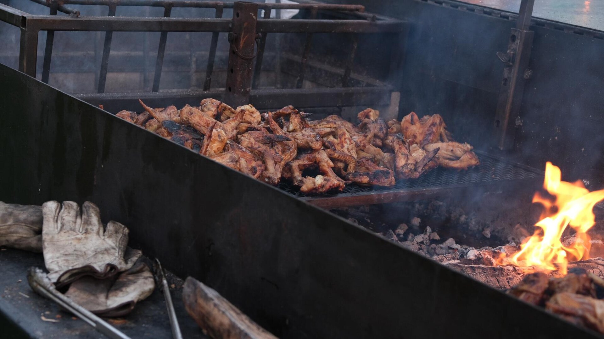 Des ailes de poulet sur une grille de barbecue de charbon de bois. Des ailes de poulet sur une grille de barbecue de charbon de bois.