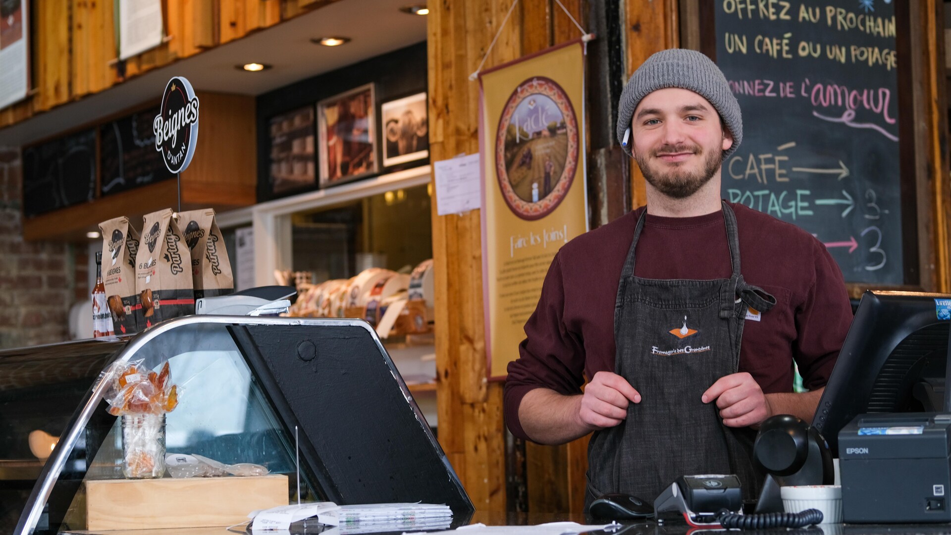 Etienne Sabourin devant la caisse enregistreuse de la fromagerie. Etienne Sabourin devant la caisse enregistreuse de la fromagerie.