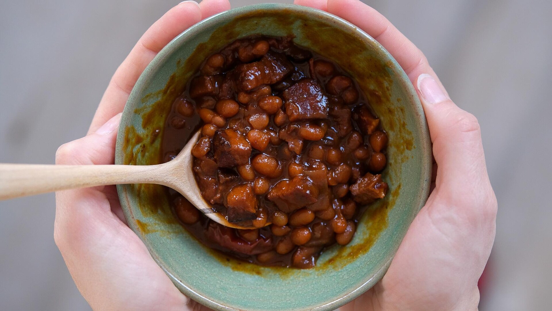 Revisiter les traditionnelles fèves au lard québécoises avec umami Mordu