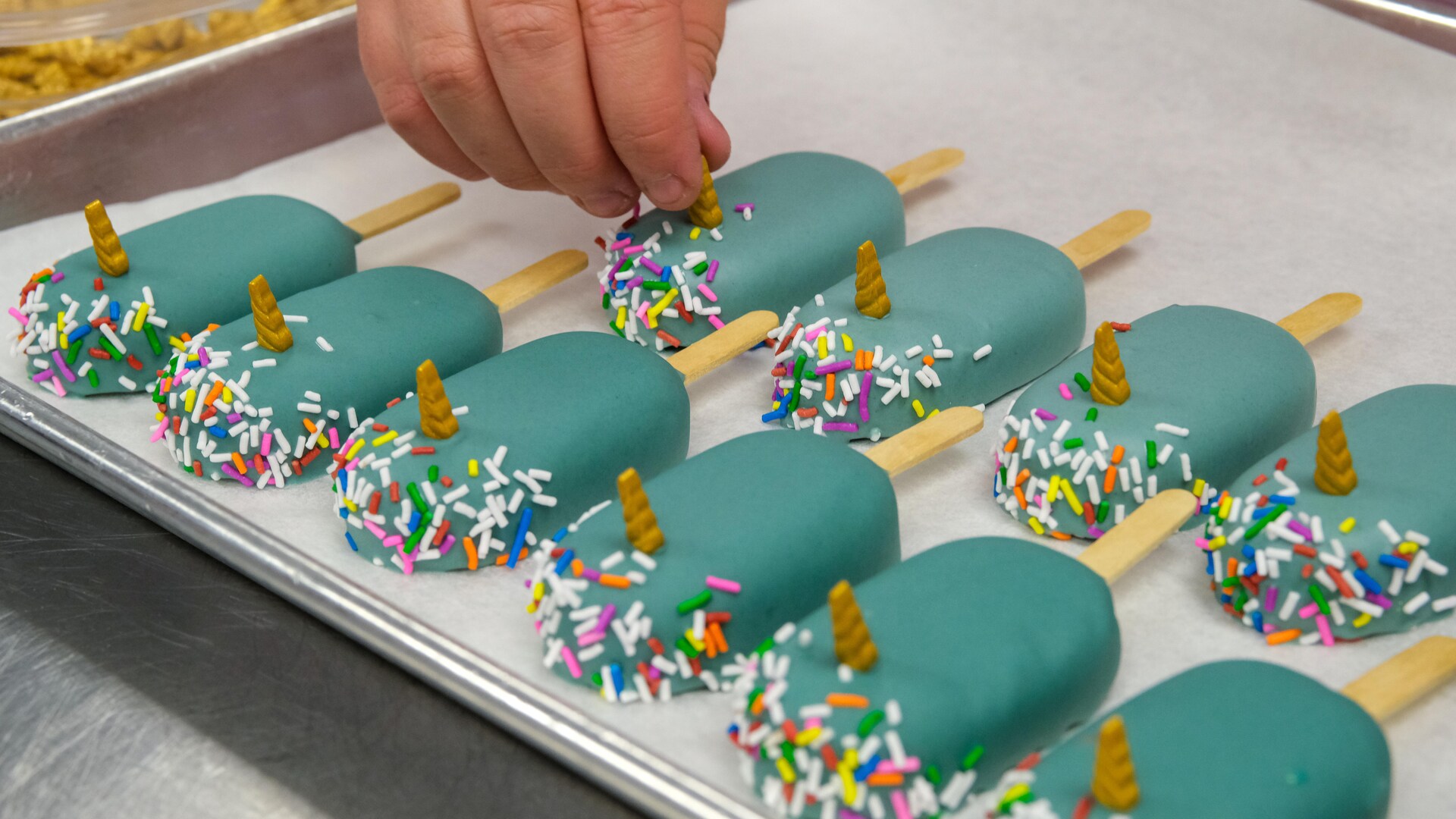 Des friandises glacées en forme de licorne. Des friandises glacées en forme de licorne.