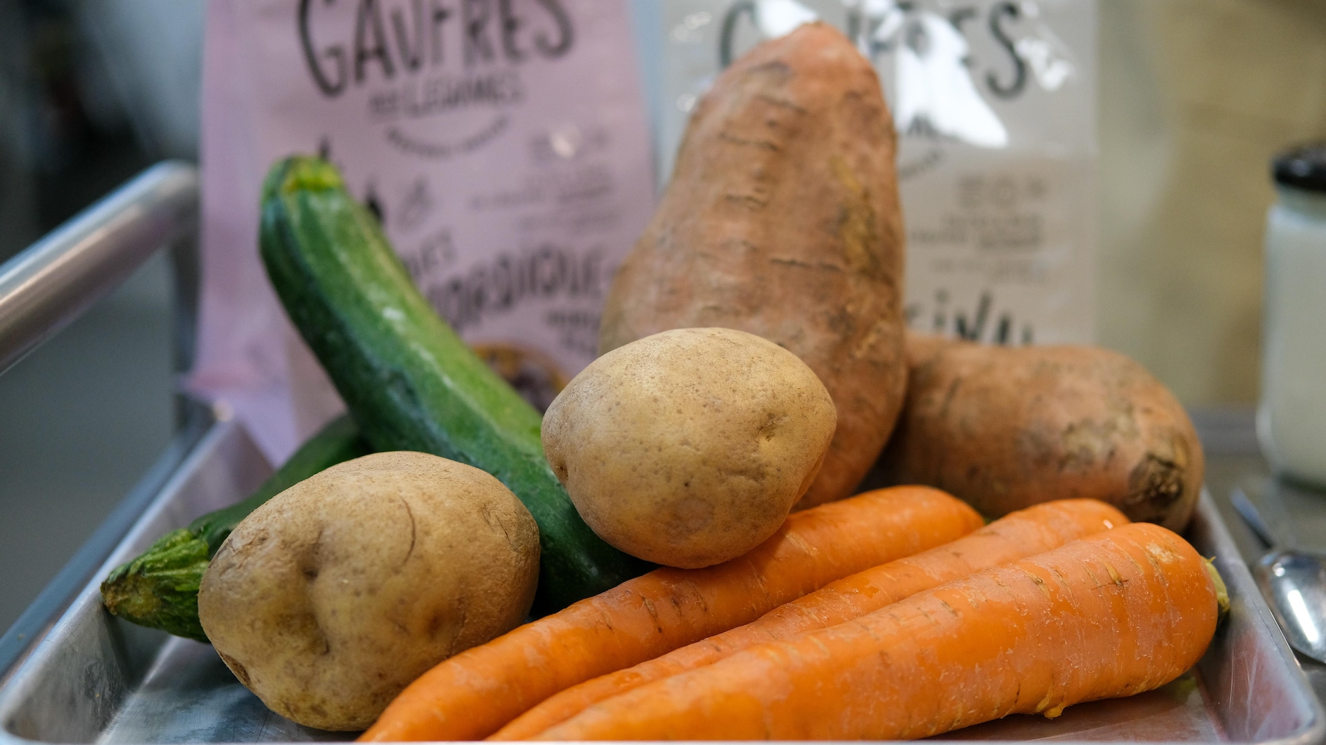Des légumes sur un cabaret. Des légumes sur un cabaret.
