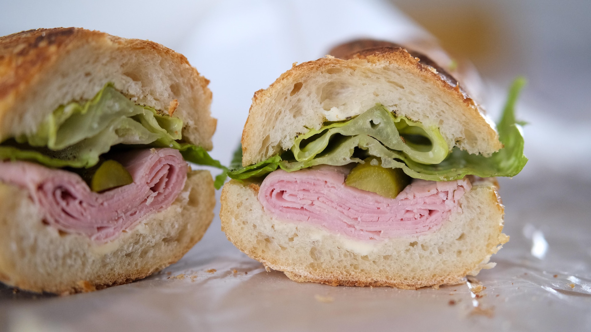 Un sandwich jambon-beurre avec du jambon et du beurre. Un sandwich jambon-beurre avec du jambon et du beurre.
