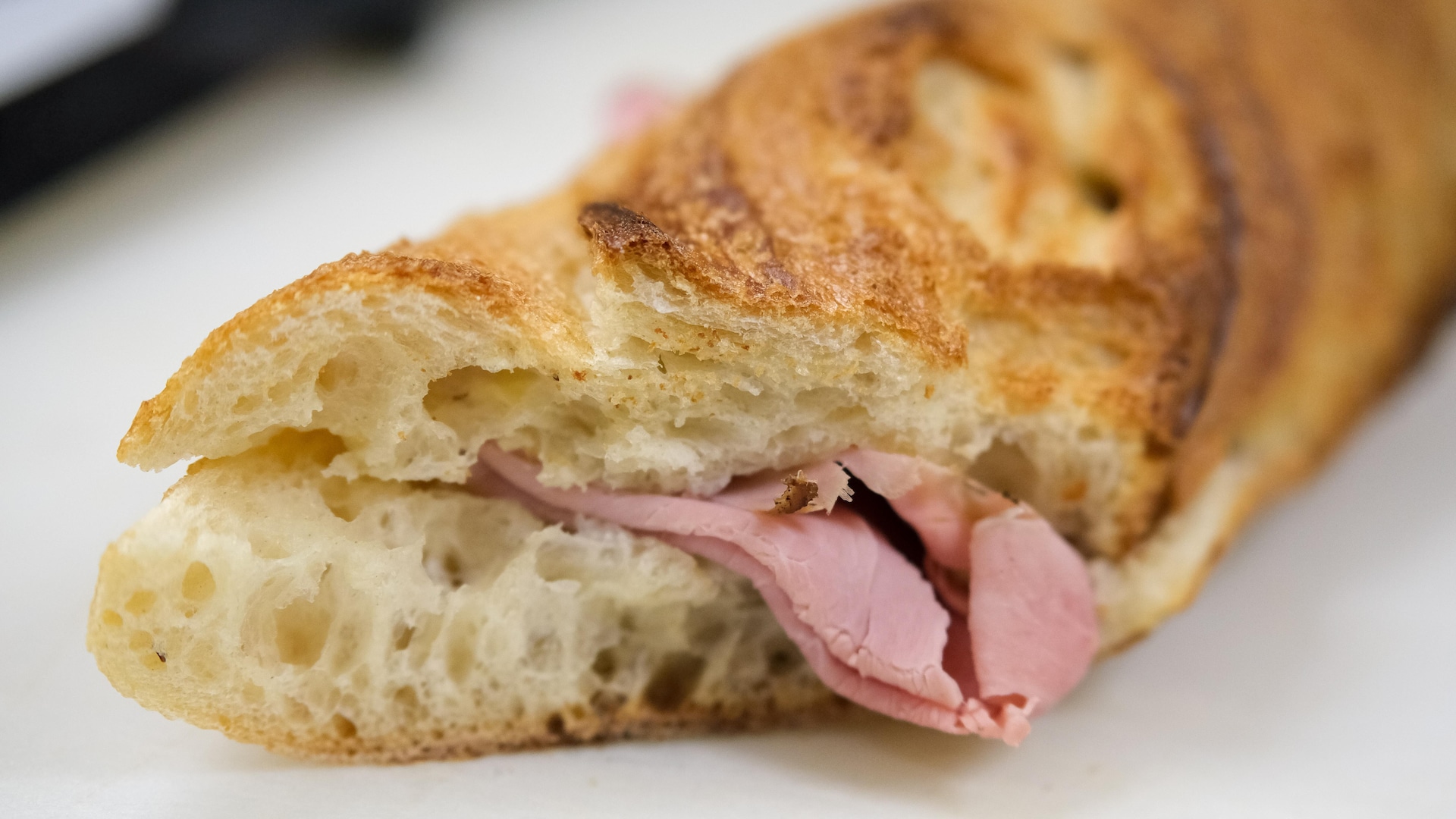 Un jambon-beurre sur une planche à découper. Un jambon-beurre sur une planche à découper.