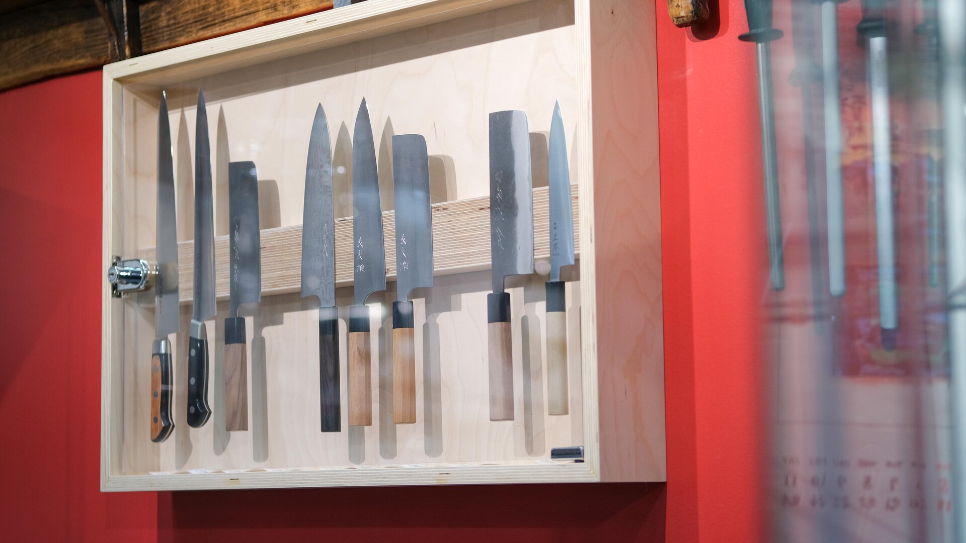 Des couteaux japonais dans une boîte sous clé. Des couteaux japonais dans une boîte sous clé.