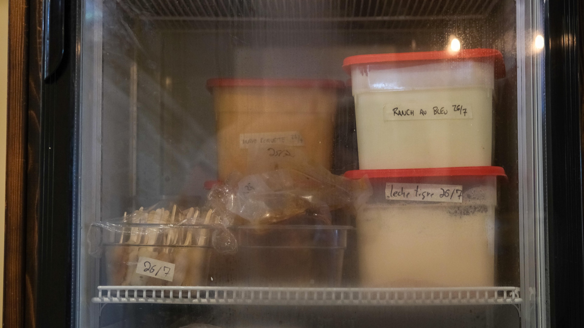 Des plats de sauce dans une réfrigérateur vitré. Des plats de sauce dans une réfrigérateur vitré.