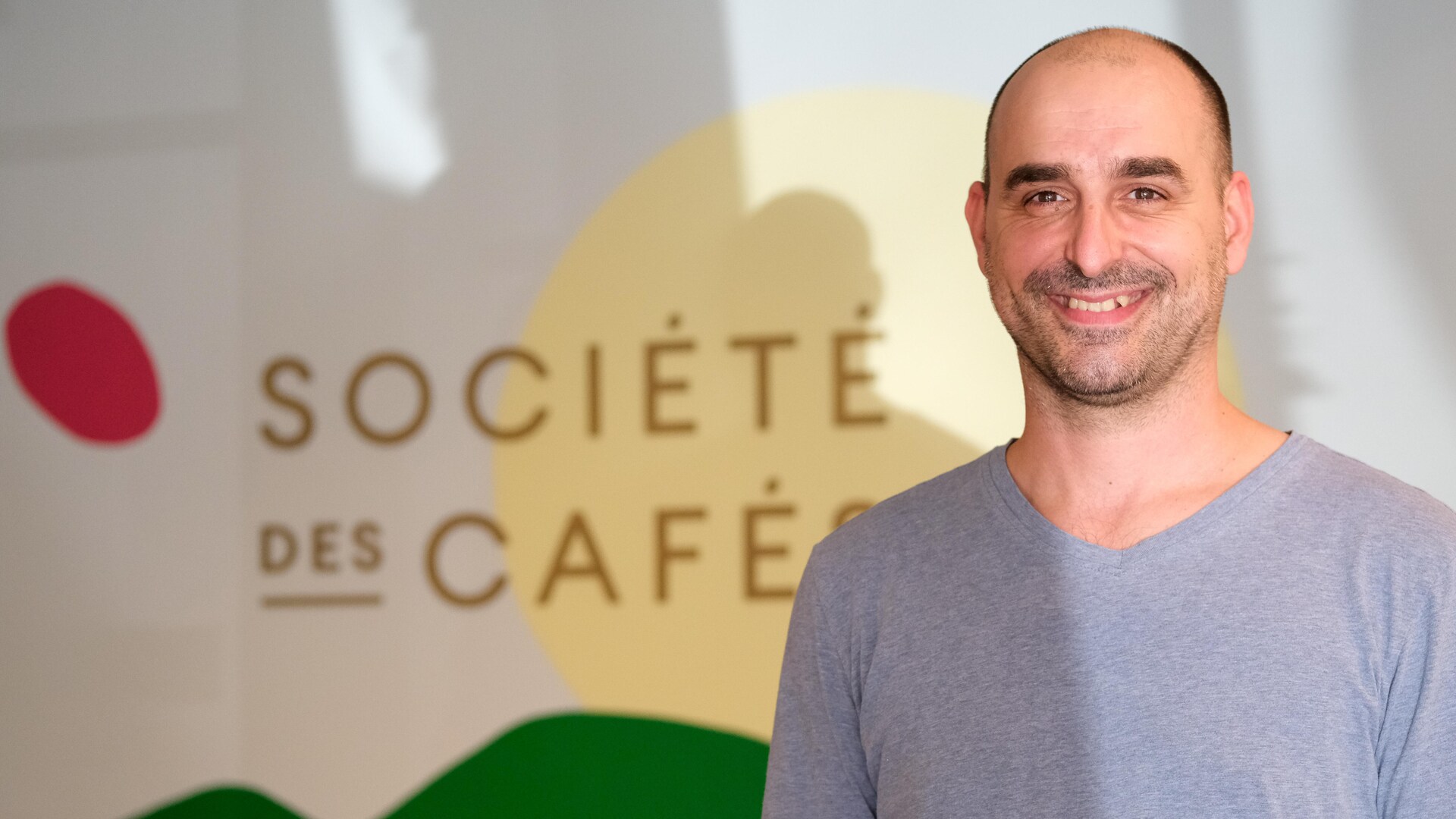Un homme sourit à l'objectif. Un homme sourit à l'objectif.